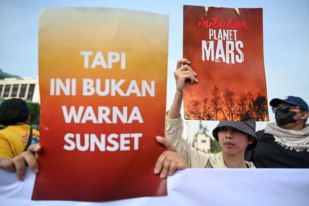 Pengunjuk rasa mengikuti aksi peringatan pemerintahan dua tahun Prabowo-Gibran di Tugu Tani, Jakarta, Selasa (20/10/2026). Dalam aksinya, massa aksi menuntut beberapa hal diantaranya penanganan karhutla dan banjir sebagai bencana nasional serta penindakan tegas terhadap korporasi terkait dan juga penurunan biaya serta pemerataan akses pendidikan dan kesehatan.
