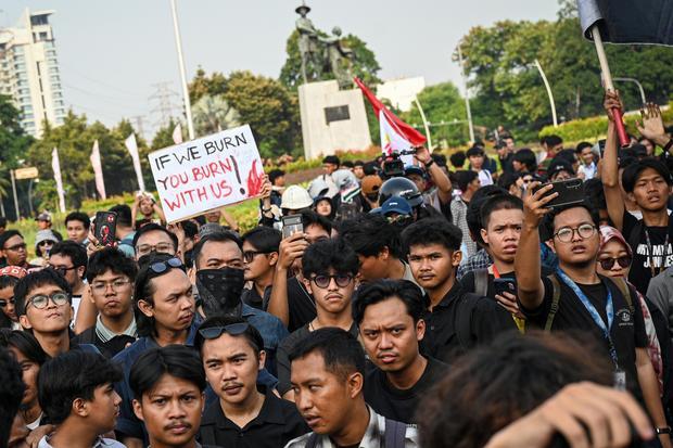 Pengunjuk rasa mengikuti aksi peringatan pemerintahan dua tahun Prabowo-Gibran di Tugu Tani, Jakarta, Selasa (20/10/2026). Dalam aksinya, massa aksi menuntut beberapa hal diantaranya penanganan karhutla dan banjir sebagai bencana nasional serta penindakan tegas terhadap korporasi terkait dan juga penurunan biaya serta pemerataan akses pendidikan dan kesehatan.