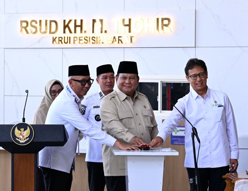 Presiden Prabowo Subianto (tengah) dan Menteri Kesehatan Budi Gunadi Sadikin (kanan) saat meresmikan RSUD K.H. Muhammad Thohir di Krui, Pesisir Barat,