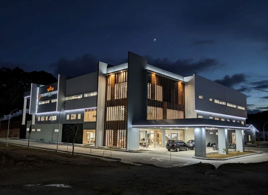 RSUD K.H. Muhammad Thohir di Krui, Pesisir Barat, Lampung, saat malam hari.