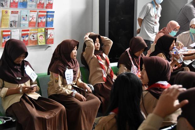 Sejumlah siswa SMPN 2 Cisarua antre mendapatkan obat di Instalasi Rawat Jalan RS Goenawan Partowidigdo, Cisarua, Bogor, Jawa Barat, Rabu (21/10/2026). Bupati Bogor Rudy Susmanto mengatakan berdasarkan data sementara tercatat sebanyak 103 orang siswa SMPN 2 Cisarua, Bogor diduga mengalami gejala keracunan dan tim dari Dinas Kesehatan Kabupaten Bogor sudah mengambil sampel makanan dan minuman yang sempat disantap oleh para korban untuk diteliti.