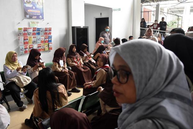 Sejumlah siswa SMPN 2 Cisarua bersama guru dan orang tuanya antre mendapatkan obat di Instalasi Rawat Jalan RS Goenawan Partowidigdo, Cisarua, Bogor, Jawa Barat, Rabu (21/10/2026). Bupati Bogor Rudy Susmanto mengatakan berdasarkan data sementara tercatat sebanyak 103 orang siswa SMPN 2 Cisarua, Bogor diduga mengalami gejala keracunan dan tim dari Dinas Kesehatan Kabupaten Bogor sudah mengambil sampel makanan dan minuman yang sempat disantap oleh para korban untuk diteliti.