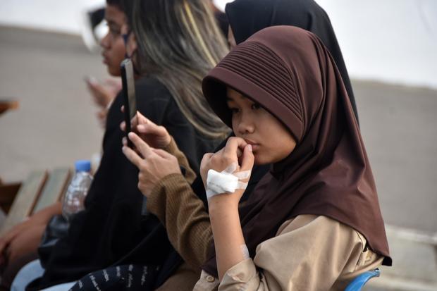 Siswa SMPN 2 Cisarua antre mendapatkan obat di Instalasi Rawat Jalan RS Goenawan Partowidigdo, Cisarua, Bogor, Jawa Barat, Rabu (21/10/2026). Bupati Bogor Rudy Susmanto mengatakan berdasarkan data sementara tercatat sebanyak 103 orang siswa SMPN 2 Cisarua, Bogor diduga mengalami gejala keracunan dan tim dari Dinas Kesehatan Kabupaten Bogor sudah mengambil sampel makanan dan minuman yang sempat disantap oleh para korban untuk diteliti.