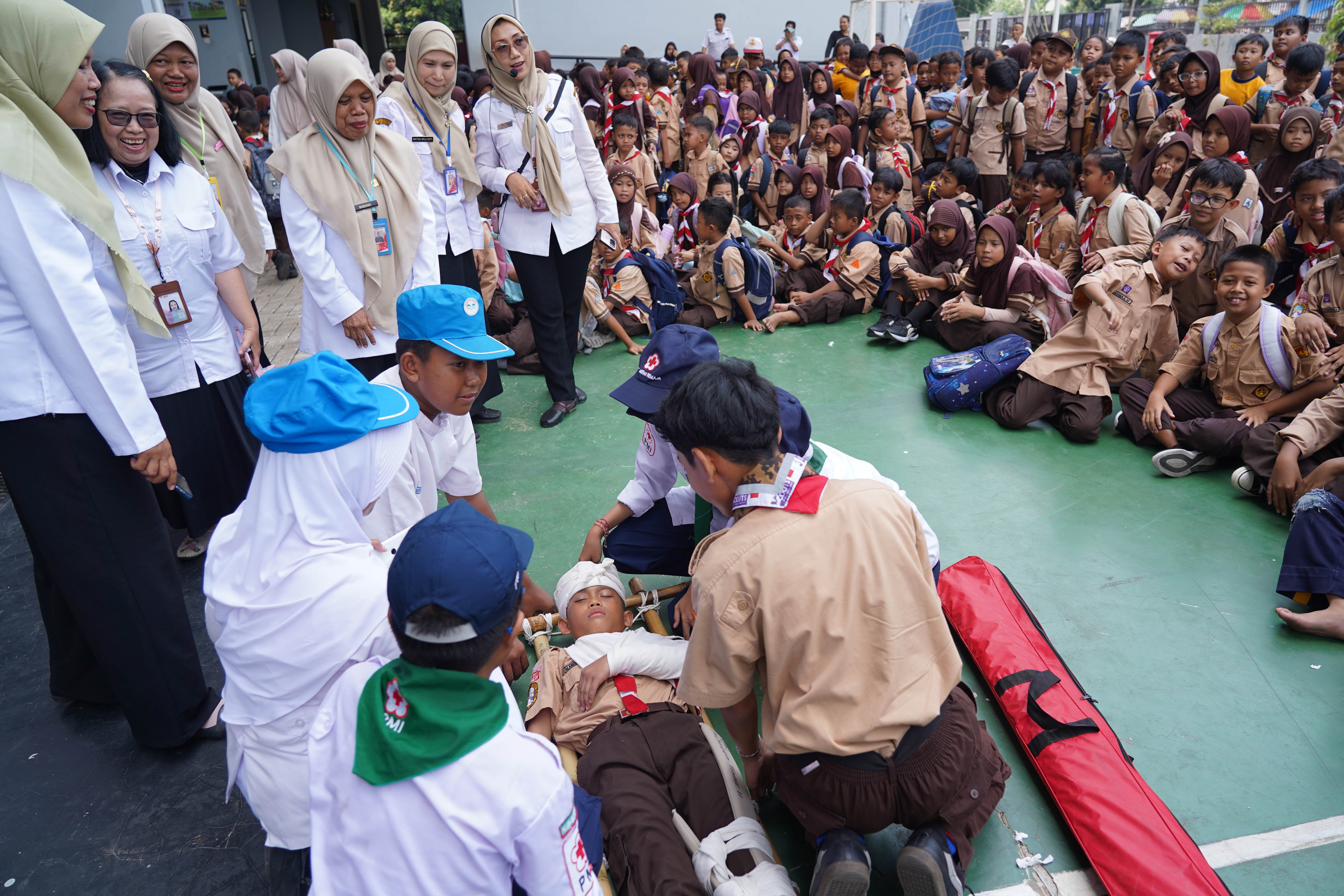 Siswa memberikan pertolongan pertama ke temannya saat mengikuti simulasi gempa bumi di SDN Pejaten Timur 11, Jakarta, Rabu (21/10/26). Pemerintah Provinsi DKI Jakarta menggelar simulasi gempa bumi serentak pada 21 Oktober 2026 di gedung perkantoran pemerintah, kantor kecamatan dan kelurahan hingga sekolah dalam rangka meningkatkan kesiapsiagaan menghadapi potensi bencana gempa bumi.