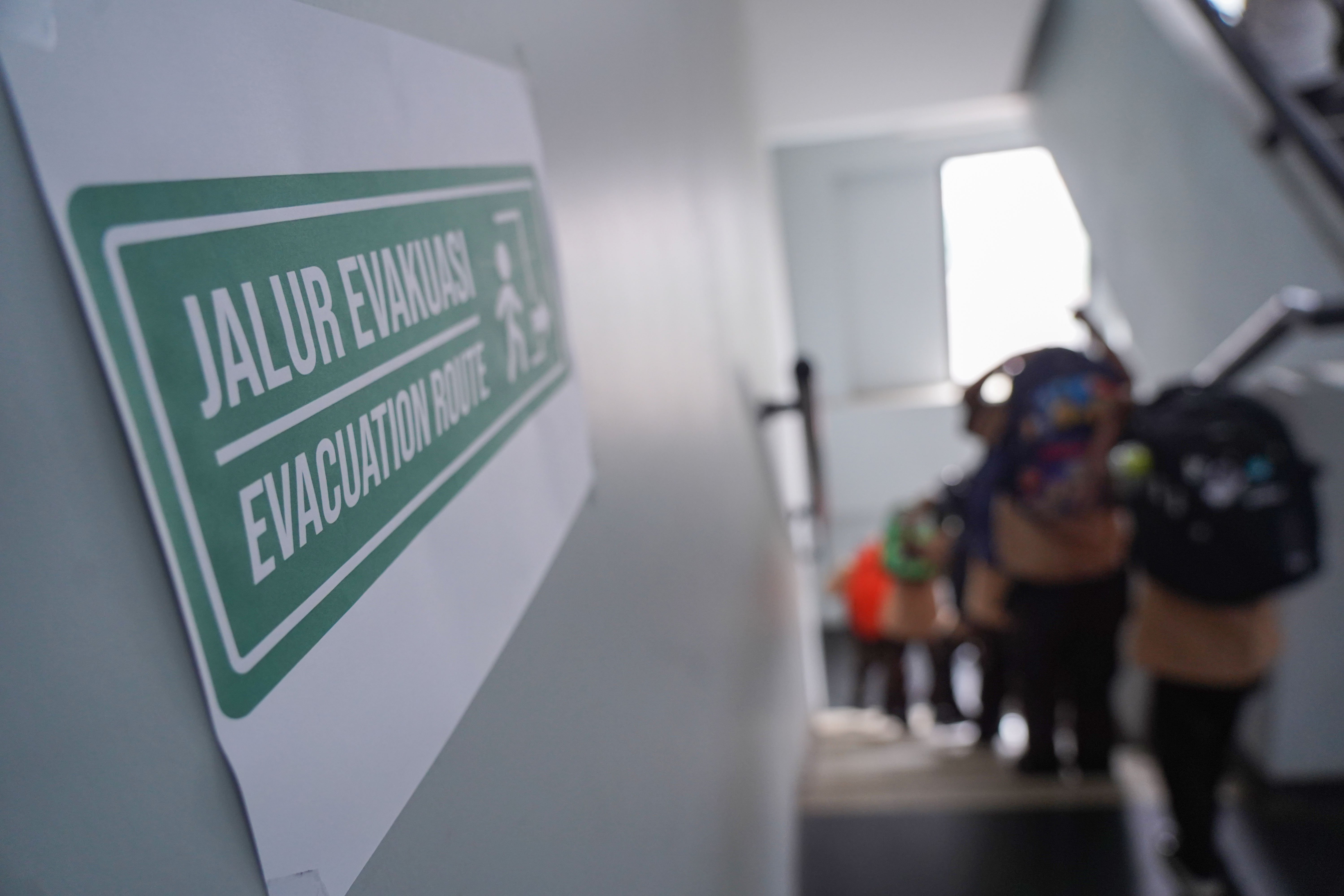 Siswa berlari menuju lapangan saat mengikuti simulasi gempa bumi di SDN Pejaten Timur 11, Jakarta, Rabu (21/10/26). Pemerintah Provinsi DKI Jakarta menggelar simulasi gempa bumi serentak pada 21 Oktober 2026 di gedung perkantoran pemerintah, kantor kecamatan dan kelurahan hingga sekolah dalam rangka meningkatkan kesiapsiagaan menghadapi potensi bencana gempa bumi.