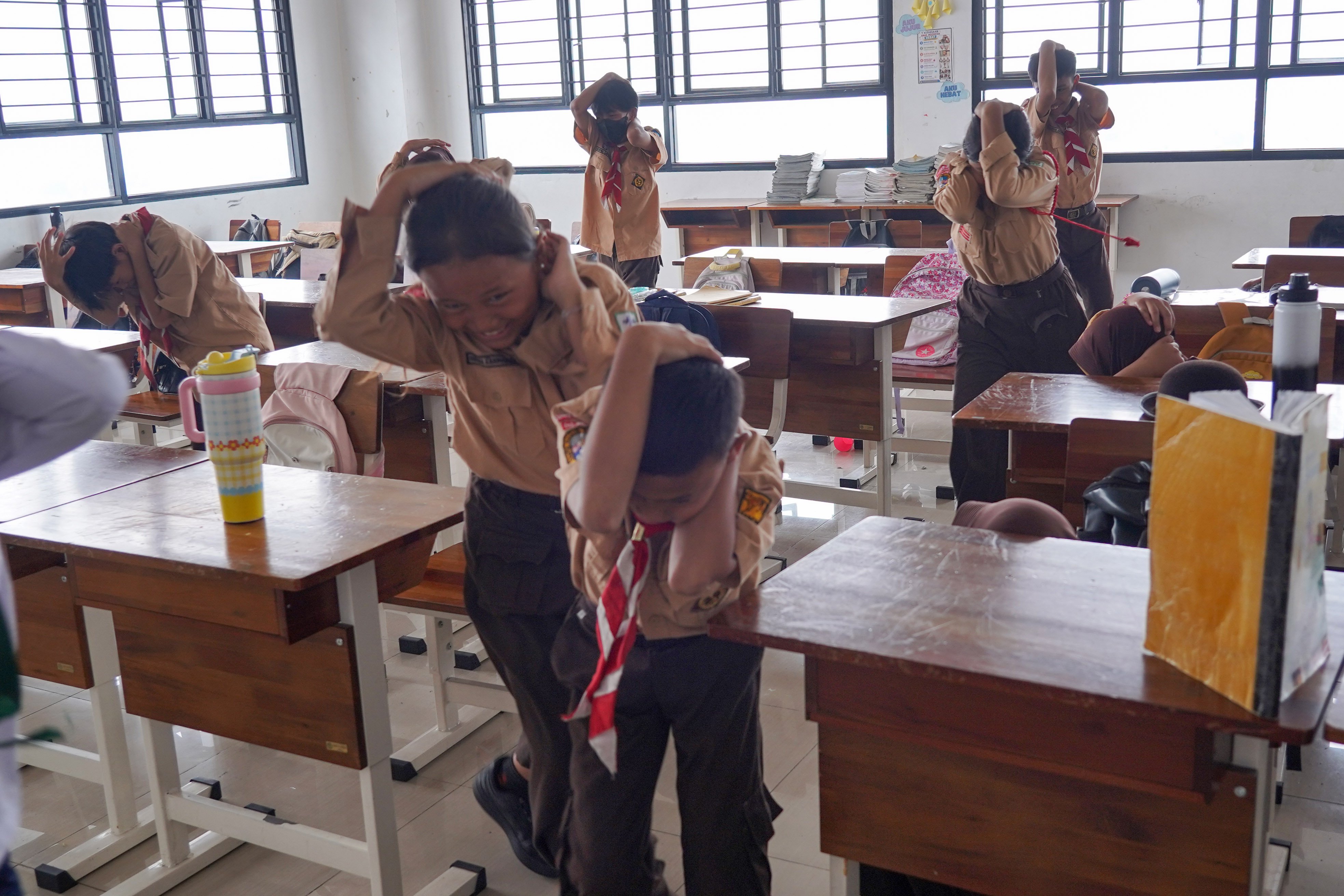 Siswa berlari menuju lapangan saat mengikuti simulasi gempa bumi di SDN Pejaten Timur 11, Jakarta, Rabu (21/10/26). Pemerintah Provinsi DKI Jakarta menggelar simulasi gempa bumi serentak pada 21 Oktober 2026 di gedung perkantoran pemerintah, kantor kecamatan dan kelurahan hingga sekolah dalam rangka meningkatkan kesiapsiagaan menghadapi potensi bencana gempa bumi.