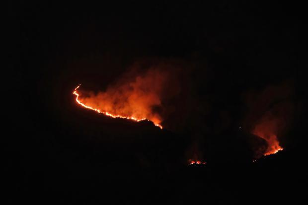 Api membakar hutan di Gunung Sumbing wilayah Batursari, Kledung, Temanggung, Jawa Tengah, Kamis (22/10/2026). Badan Penanggulangan Bencana Daerah (BPBD) setempat telah menerjunkan sedikitnya 80 personel untuk memadamkan kebakaran, namun hingga kini api belum berhasil dikendalikan dan kebakaran terus meluas.