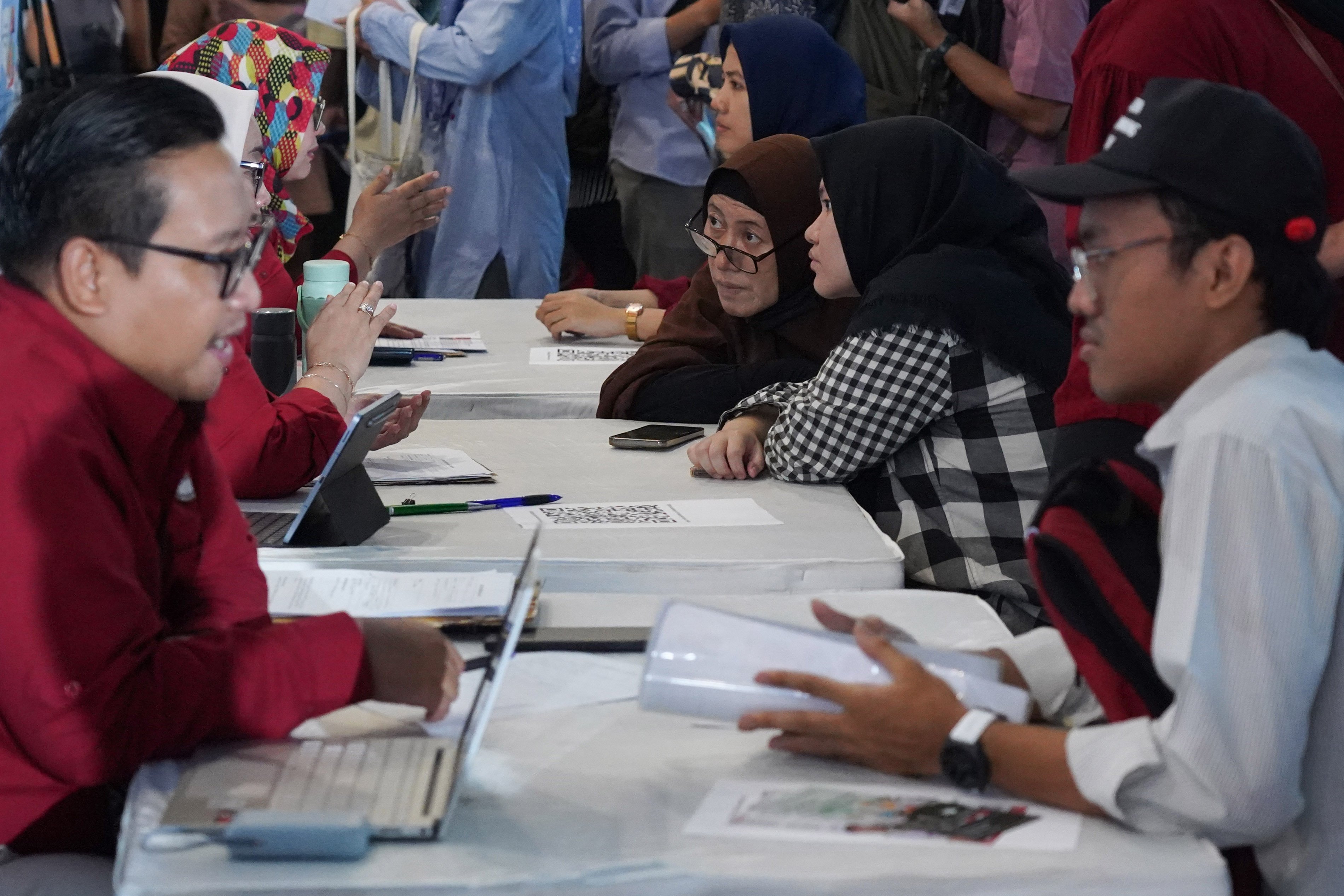 Pencari kerja mengikuti sesi konseling karir saat berlangsungnya bursa kerja di Convention Hall SMESCO, Pancoran, Jakarta, Kamis (22/10/2026). Bursa kerja yang menghadirkan 65 perusahaan dengan peluang kerja dalam negeri dan 10 perusahaan dengan peluang kerja luar negeri ini digelar pada 22-23 Oktober 2026.