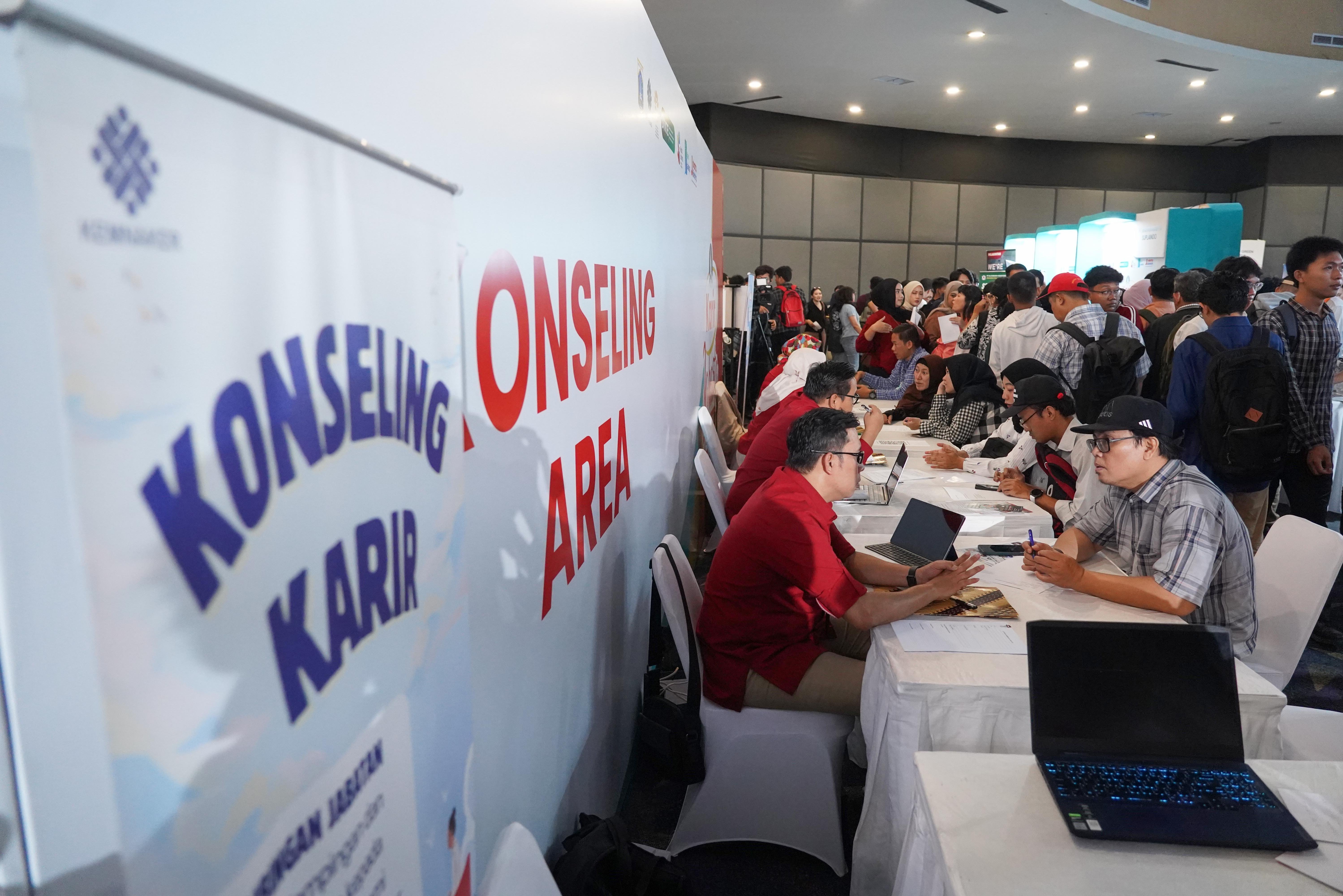 Pencari kerja mengikuti sesi konseling karir saat berlangsungnya bursa kerja di Convention Hall SMESCO, Pancoran, Jakarta, Kamis (22/10/2026). Bursa kerja yang menghadirkan 65 perusahaan dengan peluang kerja dalam negeri dan 10 perusahaan dengan peluang kerja luar negeri ini digelar pada 22-23 Oktober 2026.