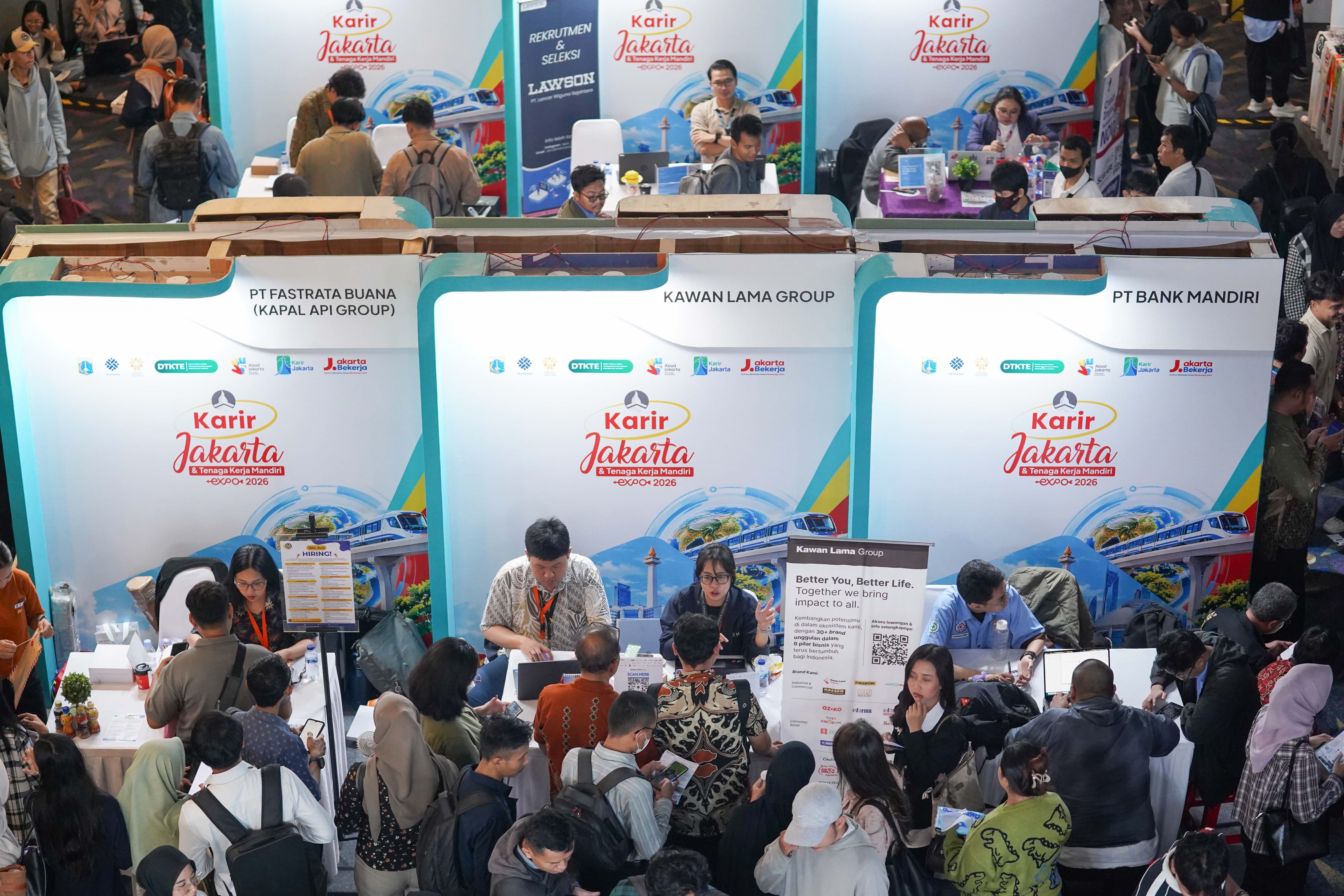 Pencari kerja melihat informasi lowongan kerja yang tersedia saat berlangsungnya bursa kerja di Convention Hall SMESCO, Pancoran, Jakarta, Kamis (22/10/2026). Bursa kerja yang menghadirkan 65 perusahaan dengan peluang kerja dalam negeri dan 10 perusahaan dengan peluang kerja luar negeri ini digelar pada 22-23 Oktober 2026.