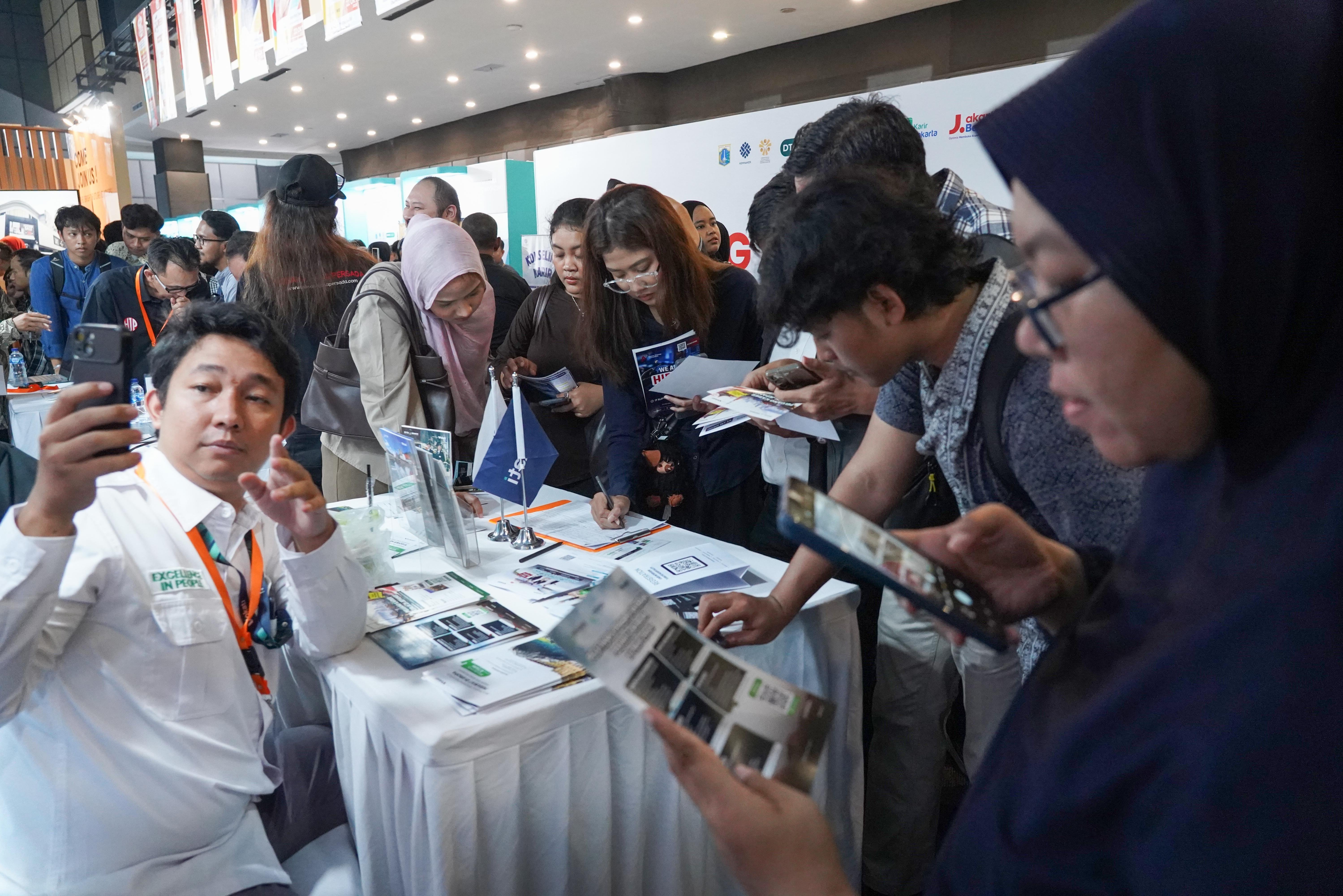 Pencari kerja melihat informasi lowongan kerja yang tersedia saat berlangsungnya bursa kerja di Convention Hall SMESCO, Pancoran, Jakarta, Kamis (22/10/2026). Bursa kerja yang menghadirkan 65 perusahaan dengan peluang kerja dalam negeri dan 10 perusahaan dengan peluang kerja luar negeri ini digelar pada 22-23 Oktober 2026.