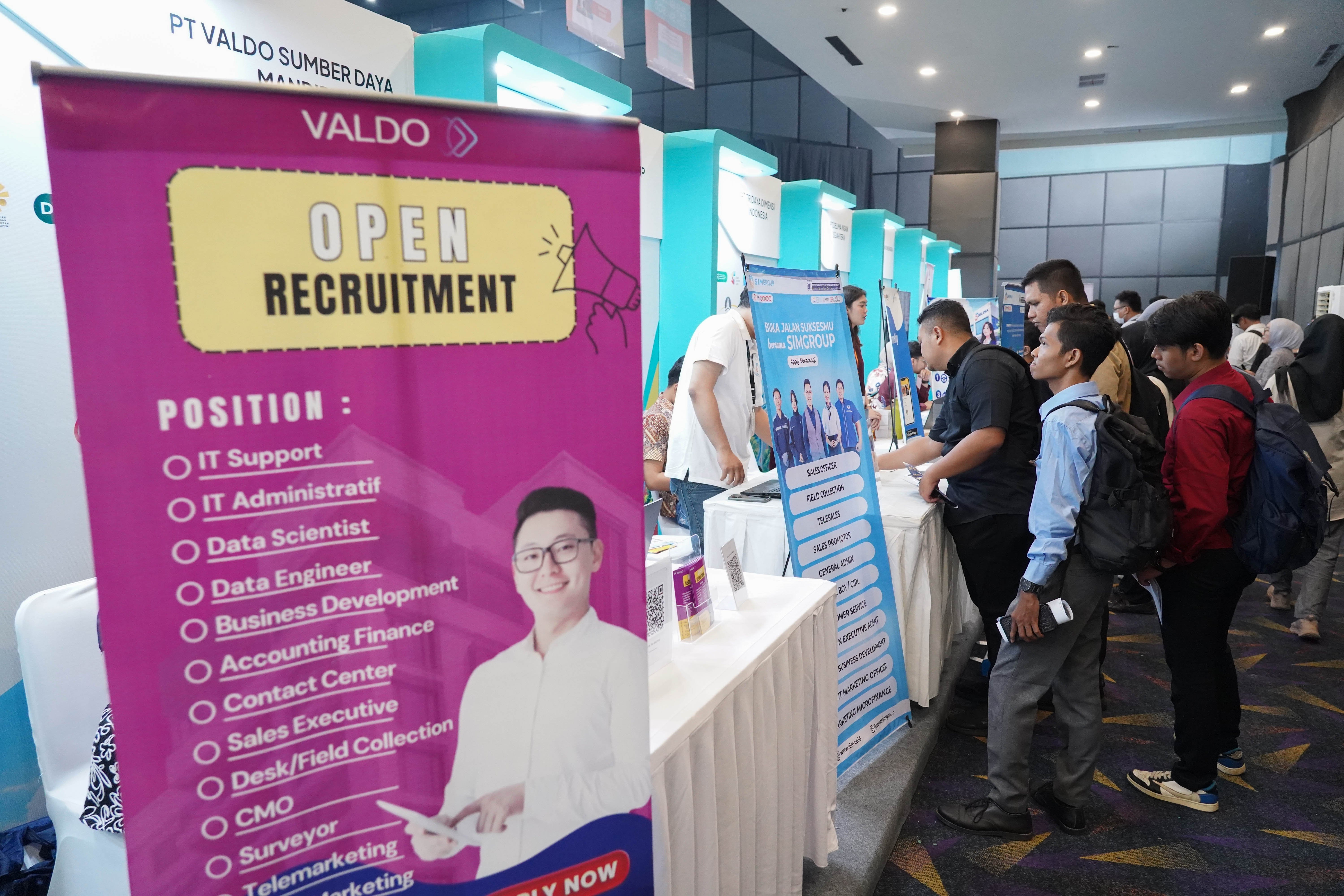 Pencari kerja melihat informasi lowongan kerja yang tersedia saat berlangsungnya bursa kerja di Convention Hall SMESCO, Pancoran, Jakarta, Kamis (22/10/2026). Bursa kerja yang menghadirkan 65 perusahaan dengan peluang kerja dalam negeri dan 10 perusahaan dengan peluang kerja luar negeri ini digelar pada 22-23 Oktober 2026.