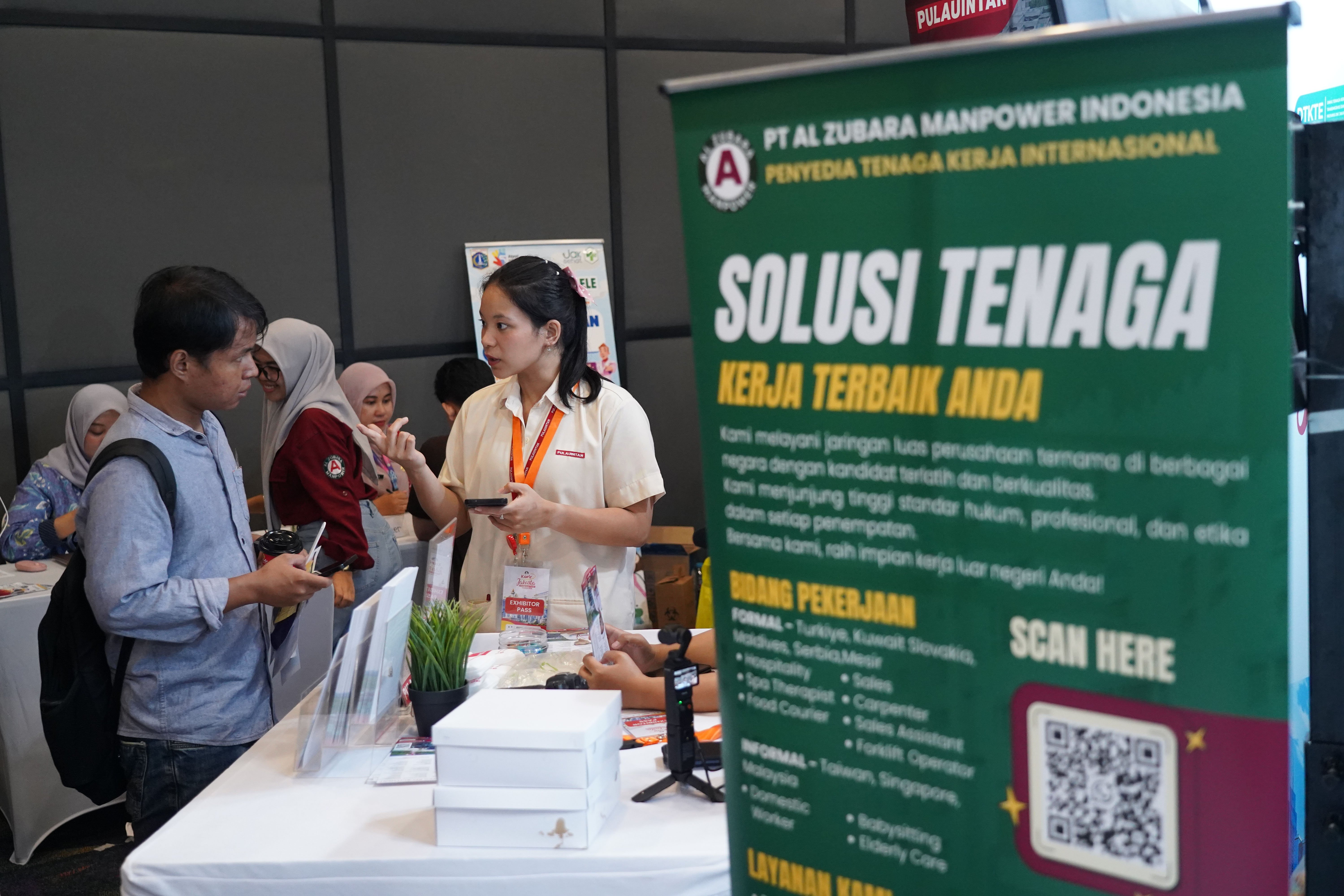 Petugas memberikan informasi terkait lowongan kerja yang tersedia kepada pencari kerja saat berlangsungnya bursa kerja di Convention Hall SMESCO, Pancoran, Jakarta, Kamis (22/10/2026). Bursa kerja yang menghadirkan 65 perusahaan dengan peluang kerja dalam negeri dan 10 perusahaan dengan peluang kerja luar negeri ini digelar pada 22-23 Oktober 2026.