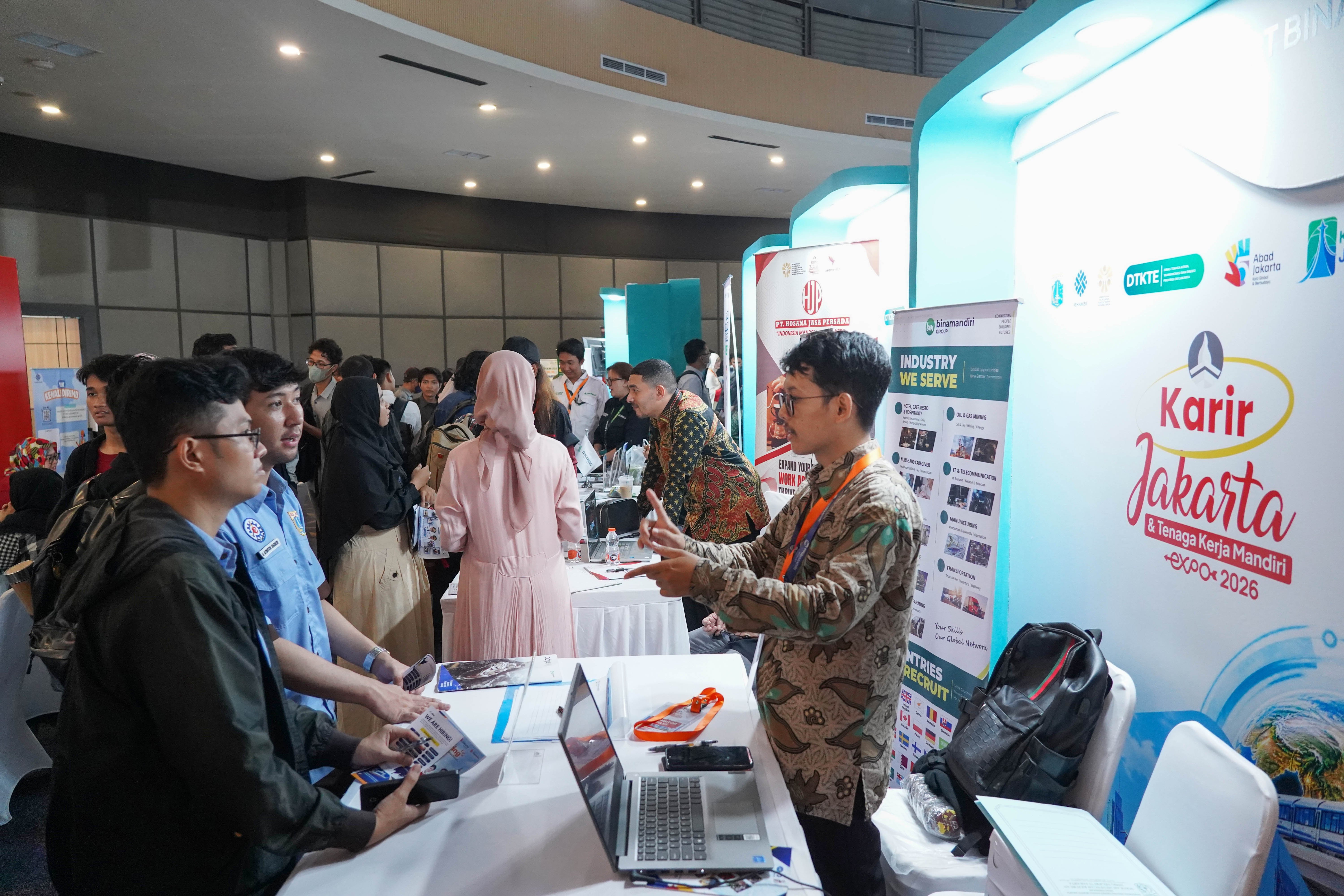Petugas memberikan informasi terkait lowongan kerja yang tersedia kepada pencari kerja saat berlangsungnya bursa kerja di Convention Hall SMESCO, Pancoran, Jakarta, Kamis (22/10/2026). Bursa kerja yang menghadirkan 65 perusahaan dengan peluang kerja dalam negeri dan 10 perusahaan dengan peluang kerja luar negeri ini digelar pada 22-23 Oktober 2026.