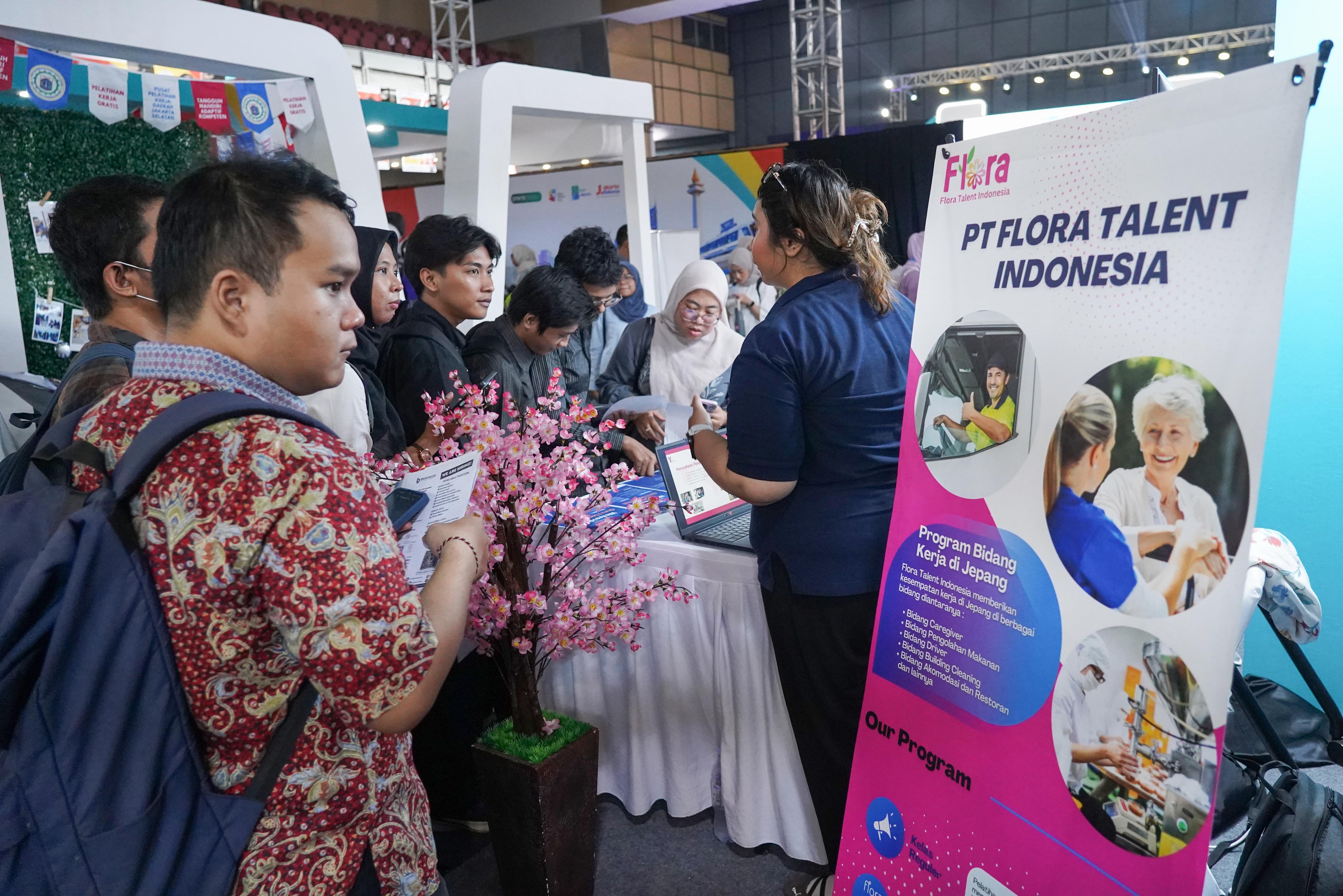 Pencari kerja melihat informasi lowongan kerja yang tersedia saat berlangsungnya bursa kerja di Convention Hall SMESCO, Pancoran, Jakarta, Kamis (22/10/2026). Bursa kerja yang menghadirkan 65 perusahaan dengan peluang kerja dalam negeri dan 10 perusahaan dengan peluang kerja luar negeri ini digelar pada 22-23 Oktober 2026.