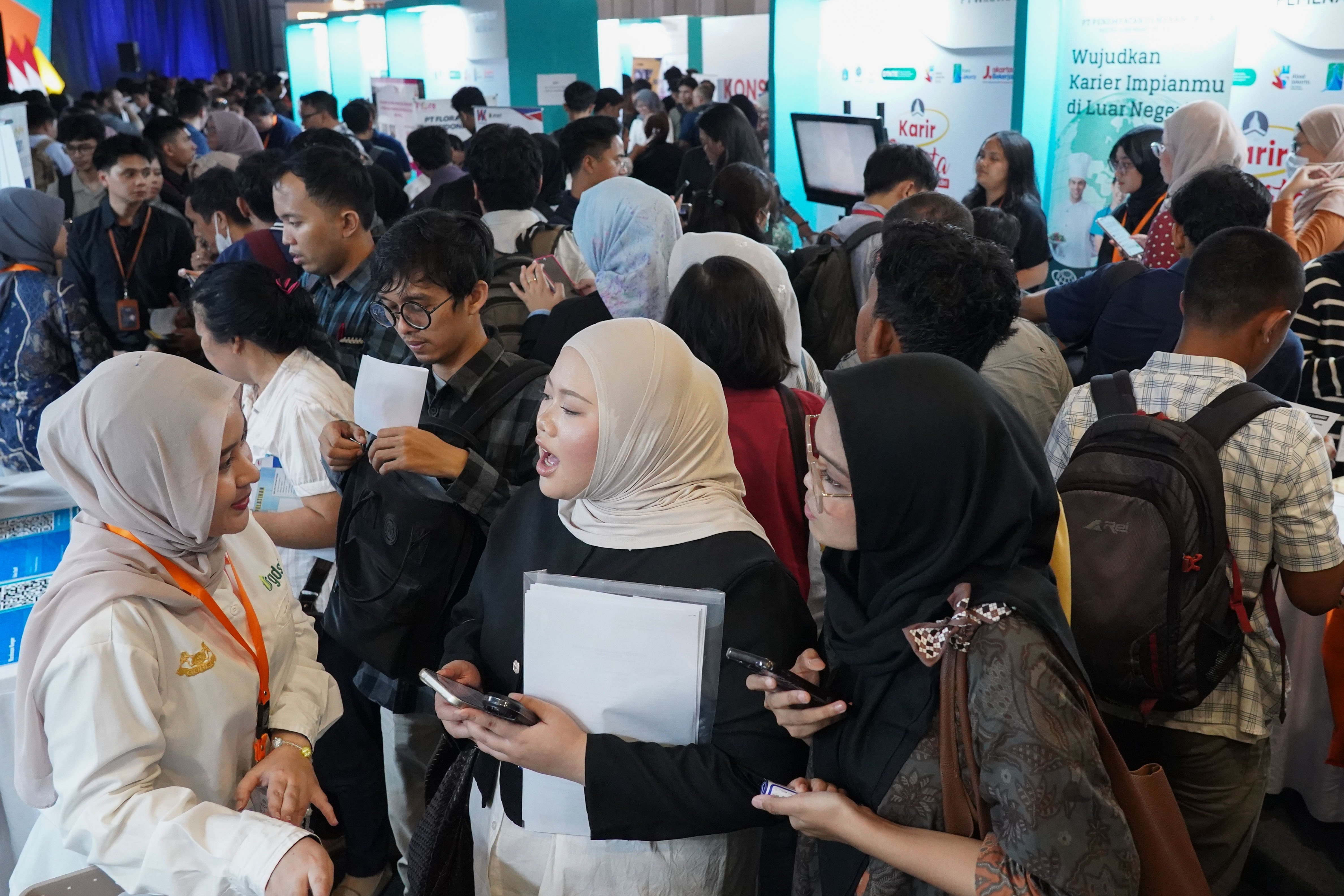 Petugas memberikan informasi terkait lowongan kerja yang tersedia kepada pencari kerja saat berlangsungnya bursa kerja di Convention Hall SMESCO, Pancoran, Jakarta, Kamis (22/10/2026). Bursa kerja yang menghadirkan 65 perusahaan dengan peluang kerja dalam negeri dan 10 perusahaan dengan peluang kerja luar negeri ini digelar pada 22-23 Oktober 2026.