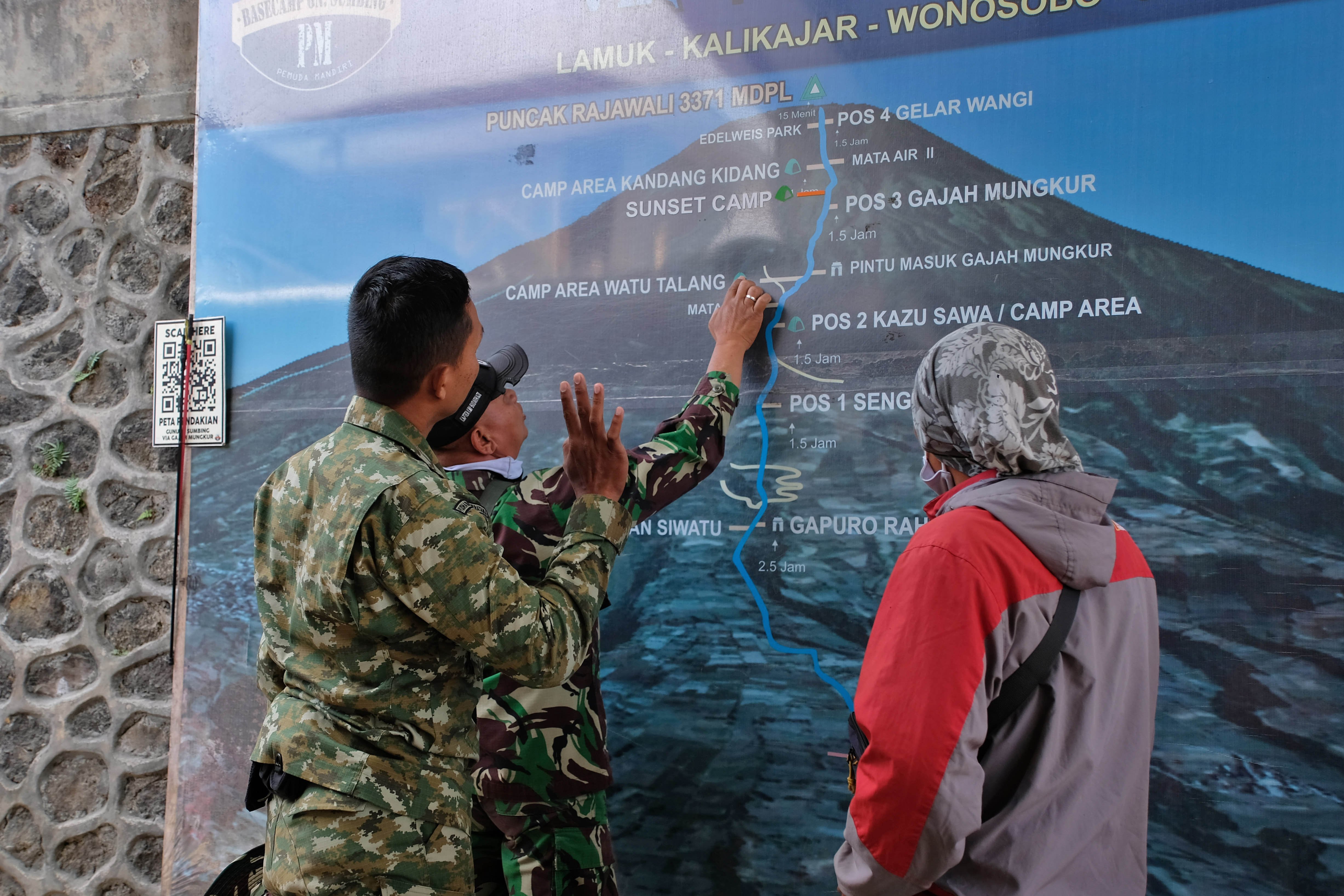Personel TNI bersama relawan mengamati peta jalur pendakian di basecamp pendakian Gunung Sumbing Lamuk, Kalikajar, Wonosobo, Jawa Tengah, Selasa (20/10/2026). Pihak berwenang menutup sementara aktivitas pendakian Gunung Sumbing mulai 20 Oktober 2026 hingga waktu yang belum ditentukan akibat kebakaran lahan, guna mendukung proses pemadaman api dan menjamin keselamatan pendaki. 