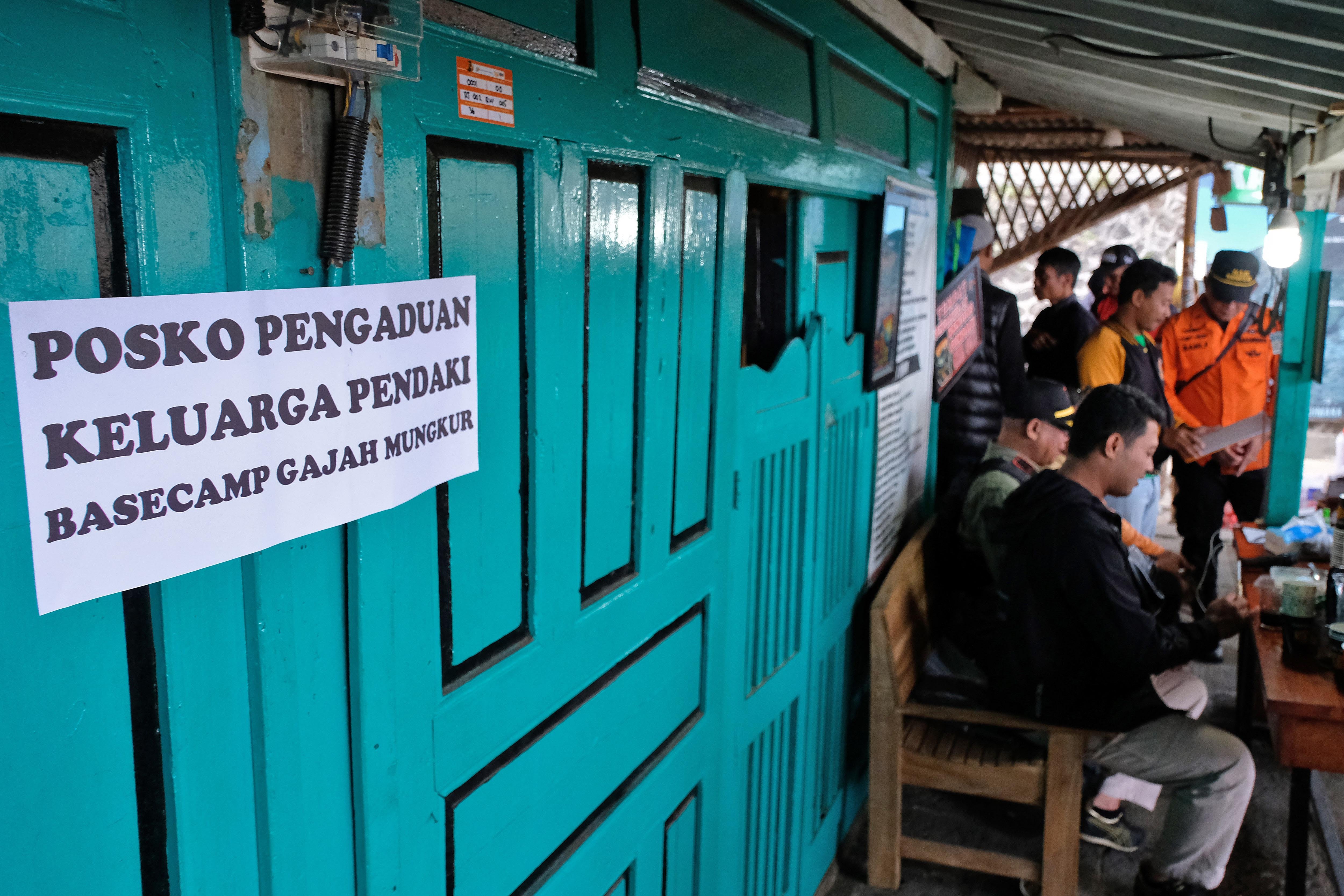 Relawan berjaga di basecamp pendakian Gunung Sumbing Lamuk, Kalikajar, Wonosobo, Jawa Tengah, Selasa (20/10/2026). Pihak berwenang menutup sementara aktivitas pendakian Gunung Sumbing mulai 20 Oktober hingga waktu yang belum ditentukan akibat kebakaran lahan, guna mendukung proses pemadaman api dan menjamin keselamatan pendaki. 