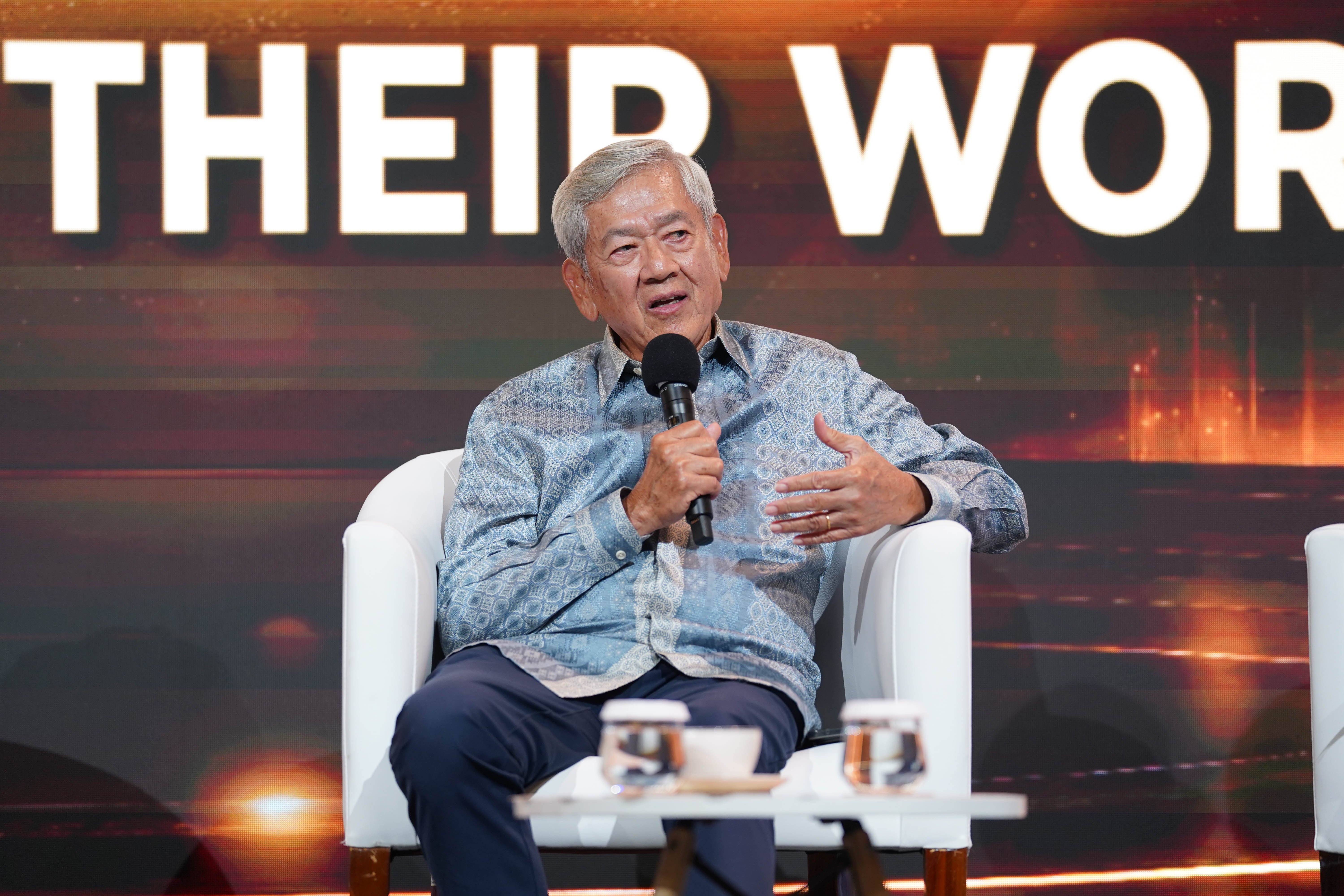 Putra pendiri Astra International William Soeryadjaya, Edwin Soeryadjaya menyampaikan paparan pada sesi diskusi apresiasi Lifetime Achievement Award di Jakarta, Senin (26/10/2026). Katadata menganugerahkan Lifetime Achievement Award kepada tiga tokoh nasional yakni Presiden ke-3 B.J. Habibie, Presiden ke-4 Abdurrahman Wahid, dan pendiri Grup Astra William Soeryadjaya atas kontribusi dan nilai-nilai yang diwariskan bagi bangsa Indonesia.