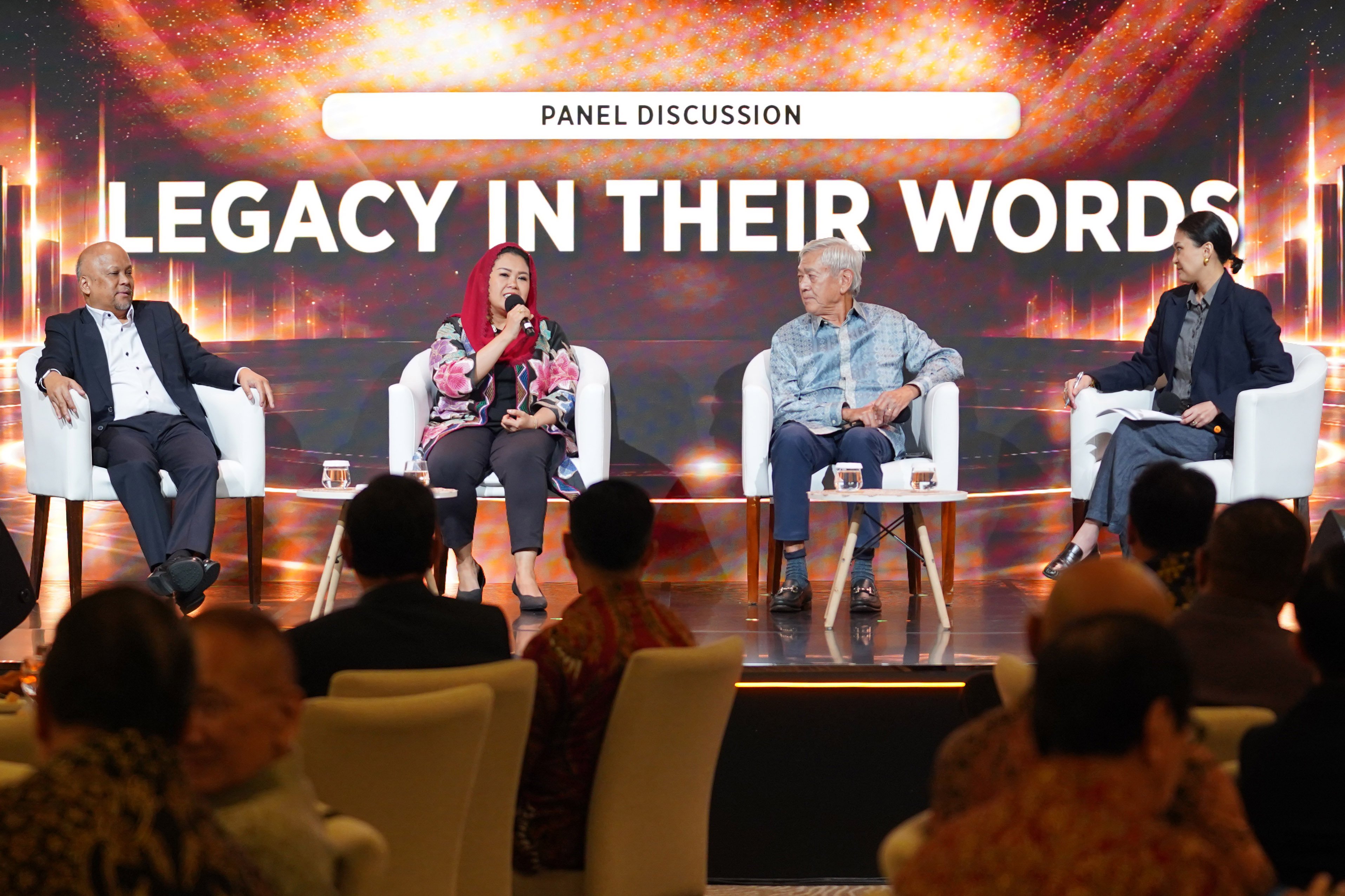 Putri Presiden keempat Indonesia Abdurrahman Wahid, Yenny Wahid (kedua kiri) bersama putra Presiden ketiga Indonesia B.J. Habibie, Ilham Akbar Habibie (kiri) dan putra pendiri Astra International William Soeryadjaya, Edwin Soeryadjaya (kedua kanan) menyampaikan paparan pada sesi diskusi apresiasi Lifetime Achievement Award di Jakarta, Senin (26/10/2026). 