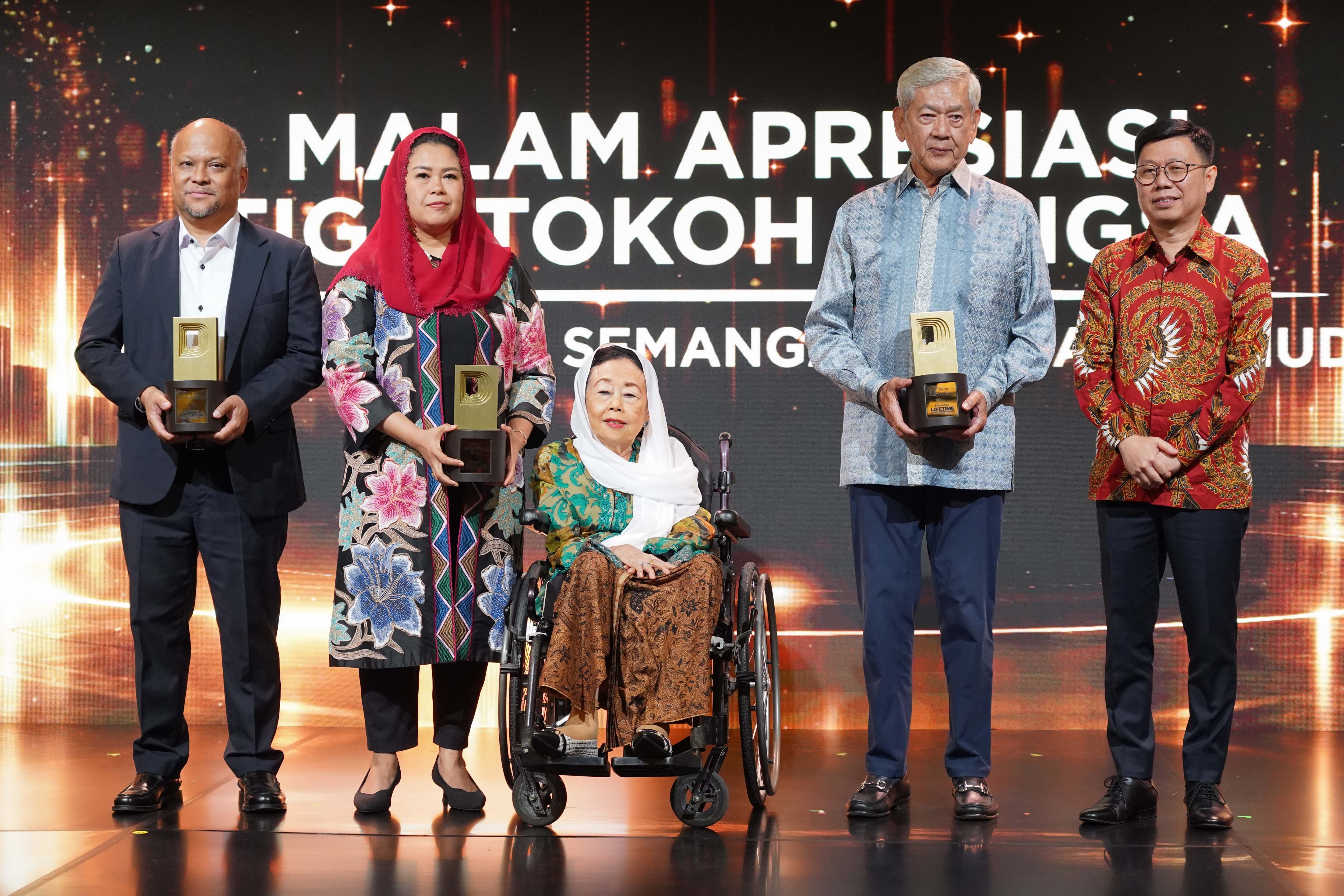 Dari kiri ke kanan putra Presiden ketiga Indonesia B.J. Habibie, Ilham Akbar Habibie, putri Presiden keempat Indonesia Abdurrahman Wahid, Yenny Wahid dan ibundanya Sinta Nuriyah Wahid, putra pendiri Astra International William Soeryadjaya, Edwin Soeryadjaya berfoto bersama usai menerima apresiasi Lifetime Achievement Award dari Chief Executive Officer Katadata Metta Dharmasaputra di Jakarta, Senin (26/10/2026).