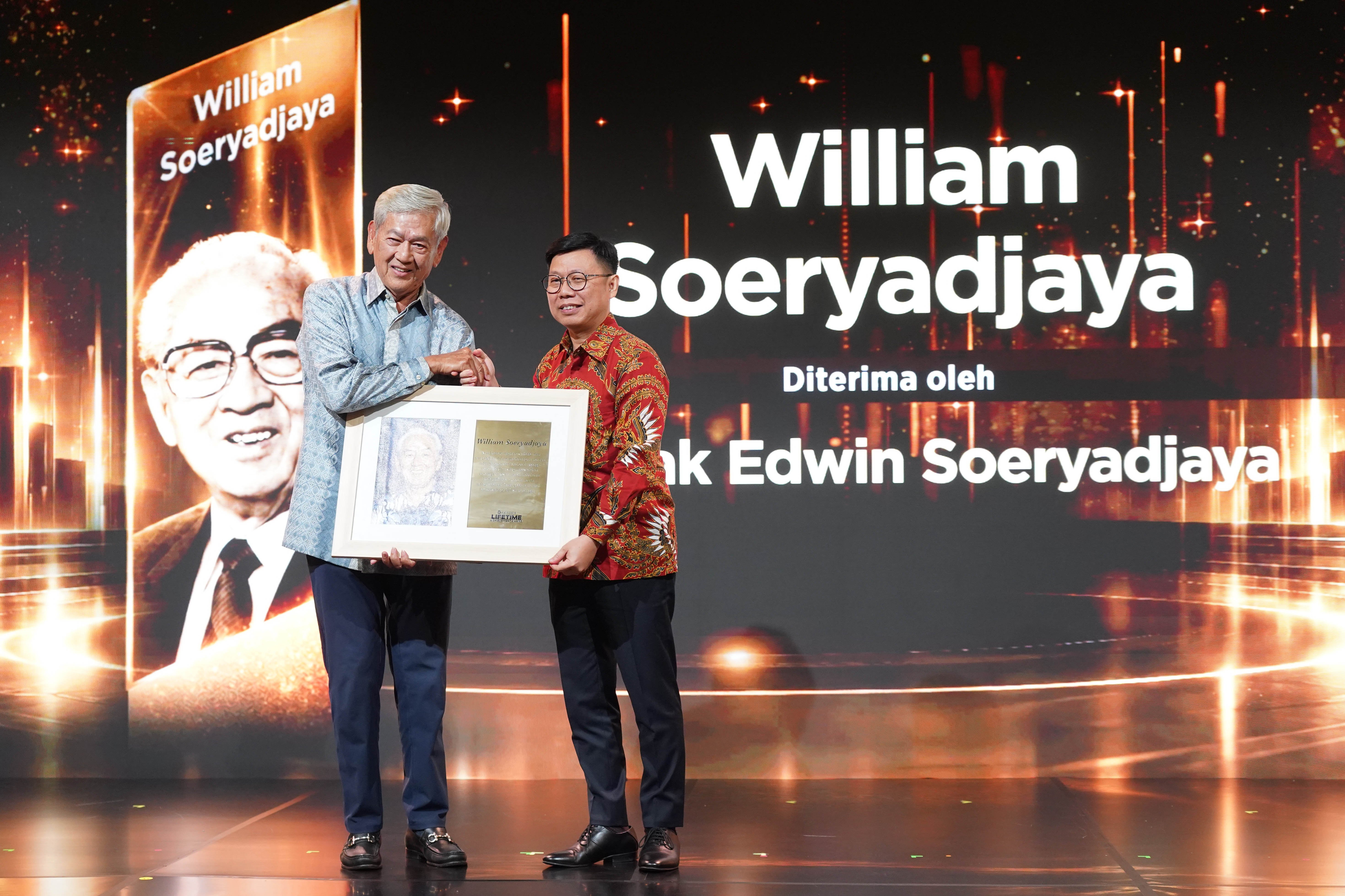 Putra pendiri Astra International William Soeryadjaya, Edwin Soeryadjaya (kiri) menerima apresiasi Lifetime Achievement Award dari Chief Executive Officer Katadata Metta Dharmasaputra di Jakarta, Senin (26/10/2026). Katadata menganugerahkan Lifetime Achievement Award kepada tiga tokoh nasional yakni Presiden ke-3 B.J. Habibie, Presiden ke-4 Abdurrahman Wahid, dan pendiri Grup Astra William Soeryadjaya atas kontribusi dan nilai-nilai yang diwariskan bagi bangsa Indonesia.