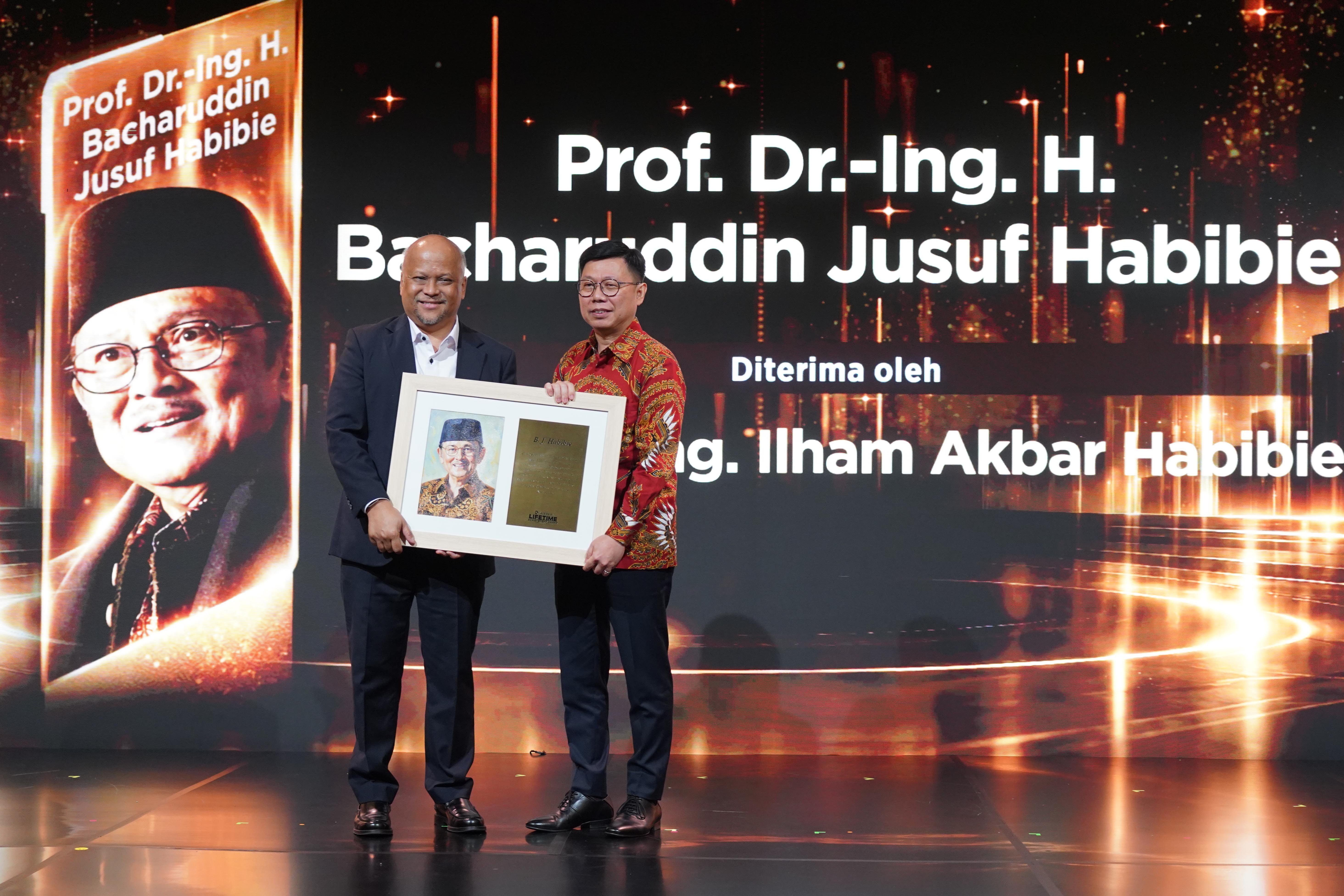 Putra Presiden ketiga Indonesia B.J. Habibie, Ilham Akbar Habibie (kiri) menerima apresiasi Lifetime Achievement Award dari Chief Executive Officer Katadata Metta Dharmasaputra di Jakarta, Senin (26/10/2026). Katadata menganugerahkan Lifetime Achievement Award kepada tiga tokoh nasional yakni Presiden ke-3 B.J. Habibie, Presiden ke-4 Abdurrahman Wahid, dan pendiri Grup Astra William Soeryadjaya atas kontribusi dan nilai-nilai yang diwariskan bagi bangsa Indonesia.