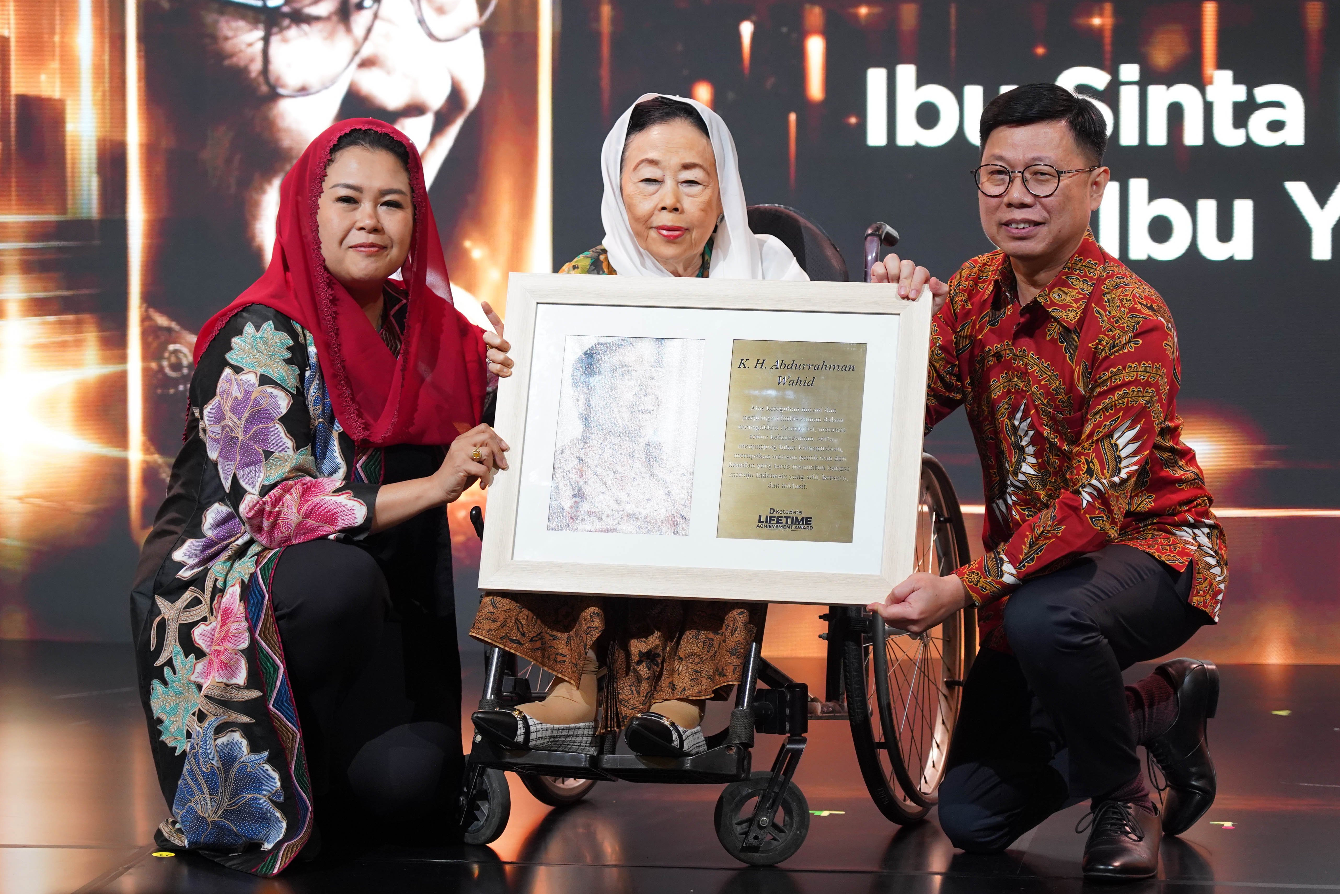 Istri Presiden keempat Indonesia Abdurrahman Wahid, Sinta Nuriyah Wahid (tengah) bersama putrinya Yenny Wahid (kiri) menerima apresiasi Lifetime Achievement Award dari Chief Executive Officer Katadata Metta Dharmasaputra di Jakarta, Senin (26/10/2026). Katadata menganugerahkan Lifetime Achievement Award kepada tiga tokoh nasional yakni Presiden ke-3 B.J. Habibie, Presiden ke-4 Abdurrahman Wahid, dan pendiri Grup Astra William Soeryadjaya atas kontribusi dan nilai-nilai yang diwariskan bagi bangsa Indonesia.