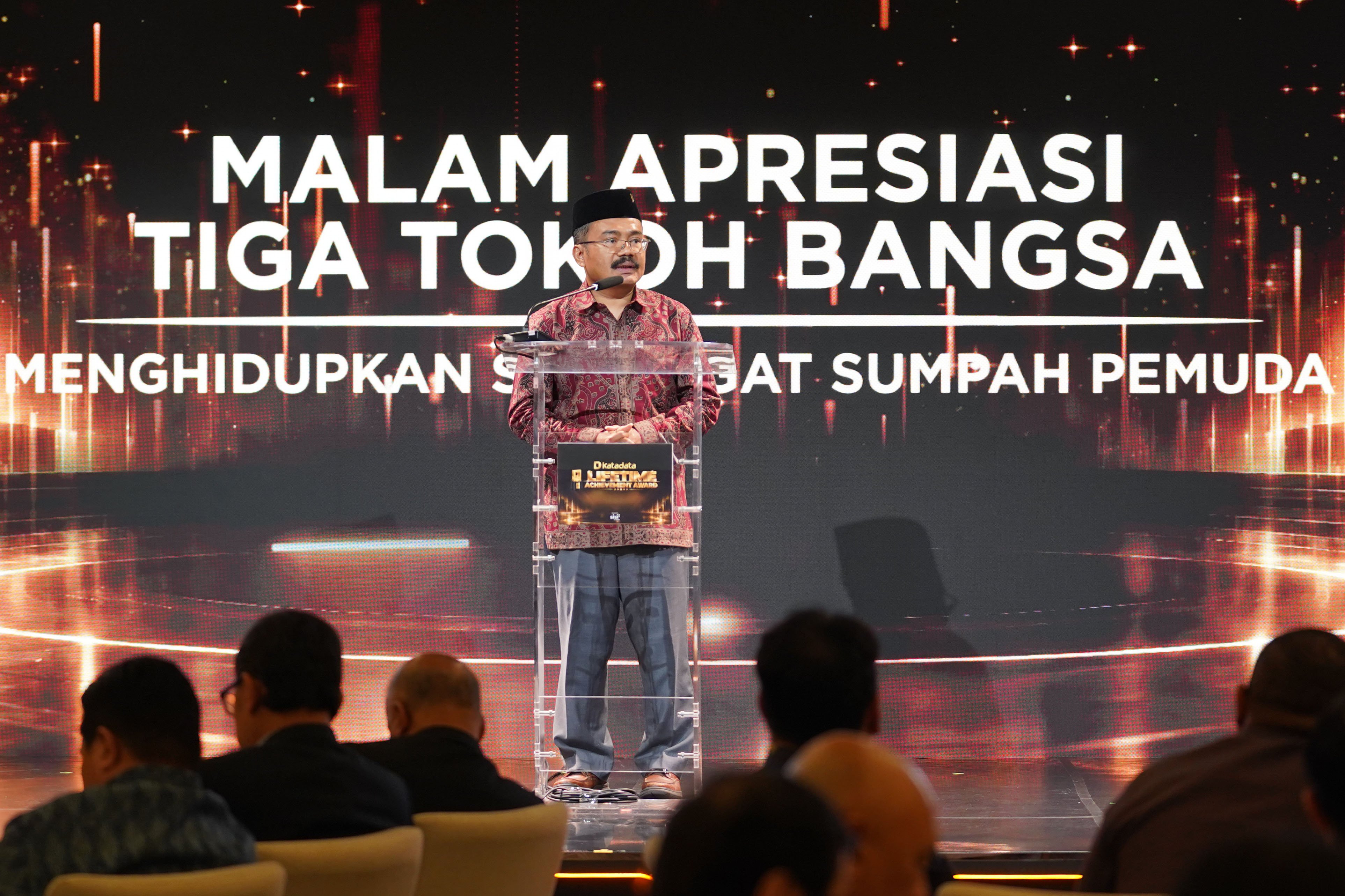 Cendekiawan Sukidi menyampaikan acara Malam Apresiasi Tiga Tokoh Bangsa di Jakarta, Senin (26/10/2026). Katadata menganugerahkan Lifetime Achievement Award kepada tiga tokoh nasional yakni Presiden ke-3 B.J. Habibie, Presiden ke-4 Abdurrahman Wahid, dan pendiri Grup Astra William Soeryadjaya atas kontribusi dan nilai-nilai yang diwariskan bagi bangsa Indonesia.