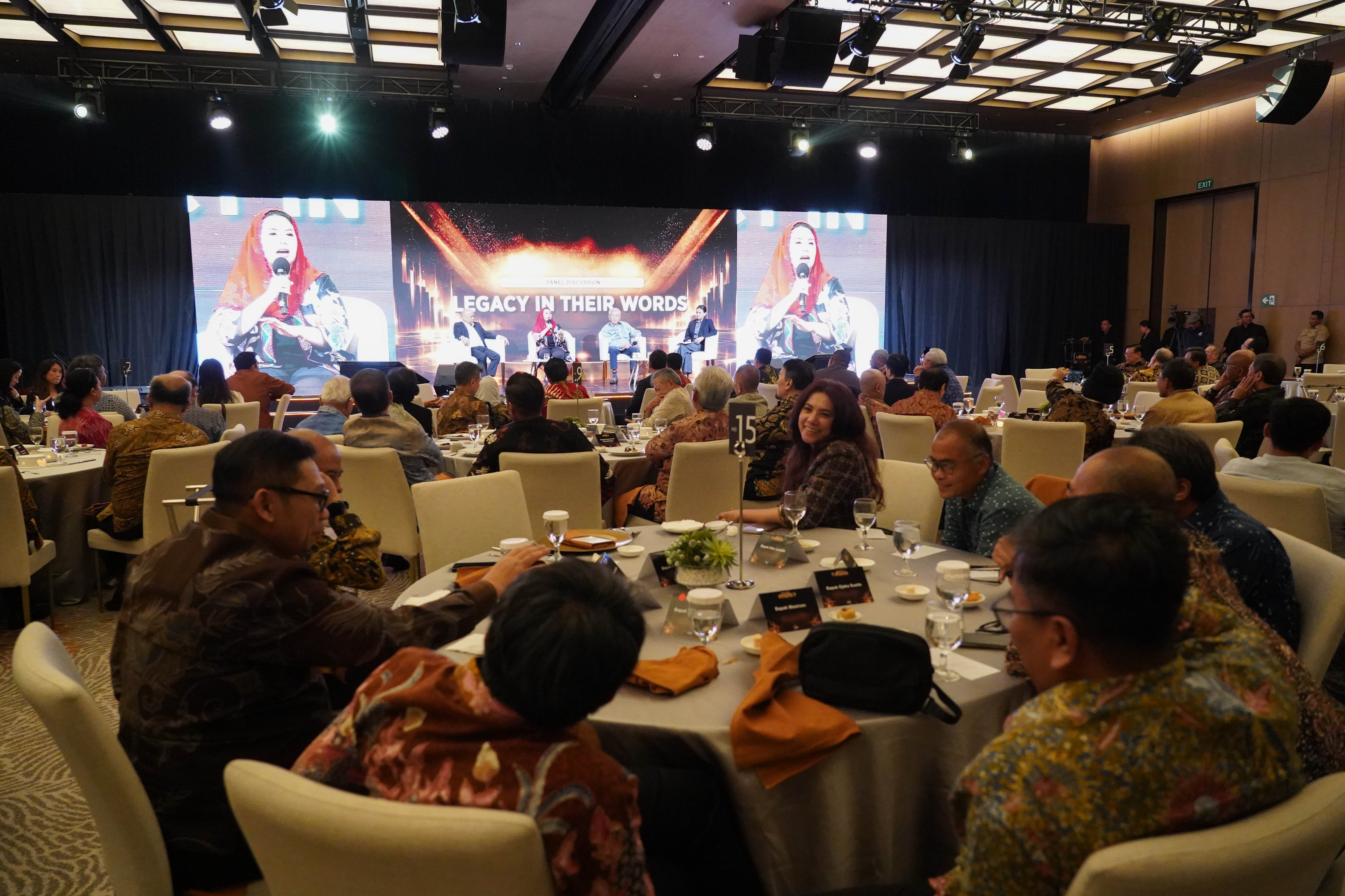 Suasana tamu undangan saat menghadiri acara Malam Apresiasi Tiga Tokoh Bangsa di Jakarta, Senin (26/10/2026). Katadata menganugerahkan Lifetime Achievement Award kepada tiga tokoh nasional yakni Presiden ke-3 B.J. Habibie, Presiden ke-4 Abdurrahman Wahid, dan pendiri Grup Astra William Soeryadjaya atas kontribusi dan nilai-nilai yang diwariskan bagi bangsa Indonesia.
