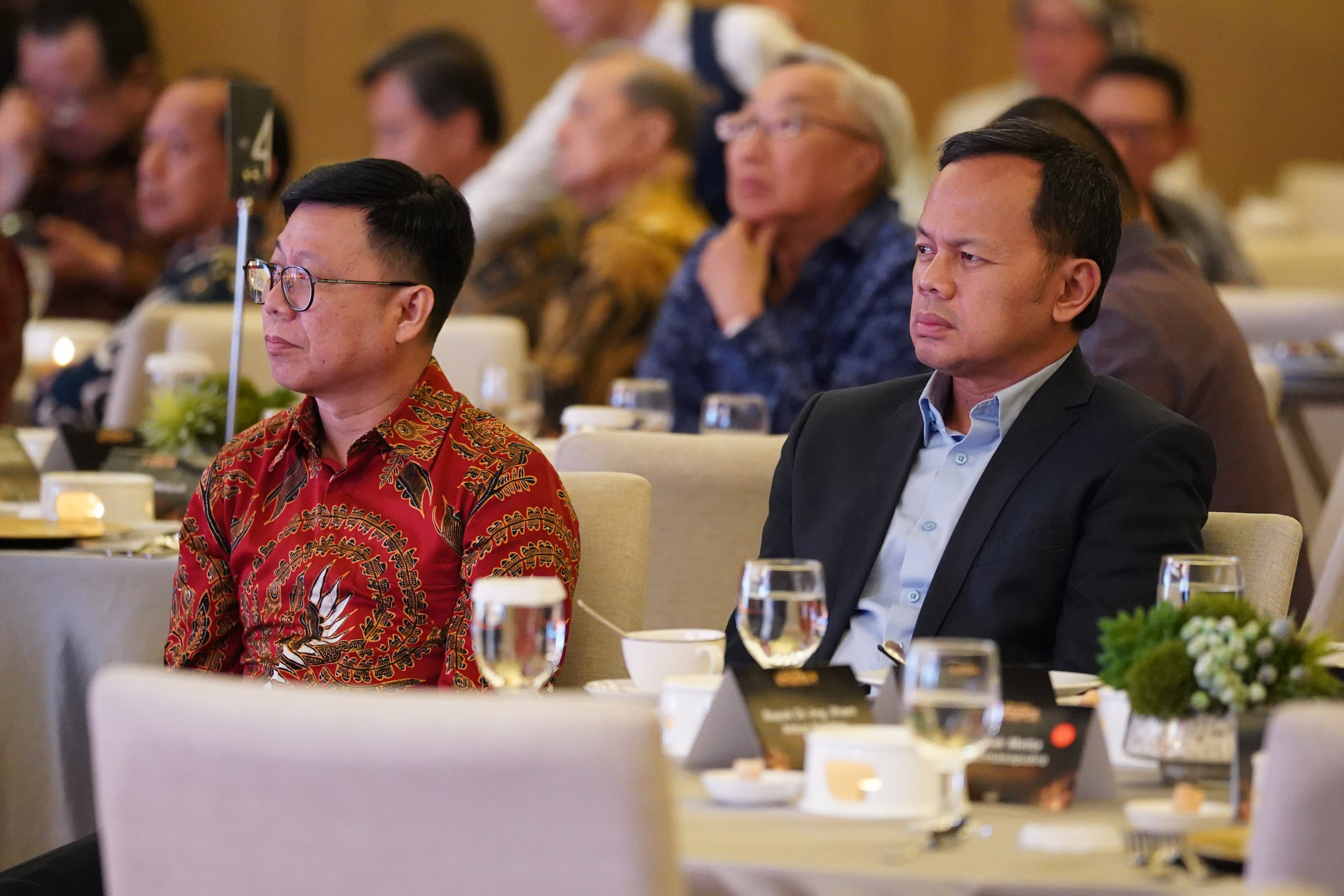 Wakil Menteri Dalam Negeri Bima Arya (kanan) bersama Chief Executive Officer Katadata Metta Dharmasaputra saat menghadiri acara Malam Apresiasi Tiga Tokoh Bangsa di Jakarta, Senin (26/10/2026). Katadata menganugerahkan Lifetime Achievement Award kepada tiga tokoh nasional yakni Presiden ke-3 B.J. Habibie, Presiden ke-4 Abdurrahman Wahid, dan pendiri Grup Astra William Soeryadjaya atas kontribusi dan nilai-nilai yang diwariskan bagi bangsa Indonesia.