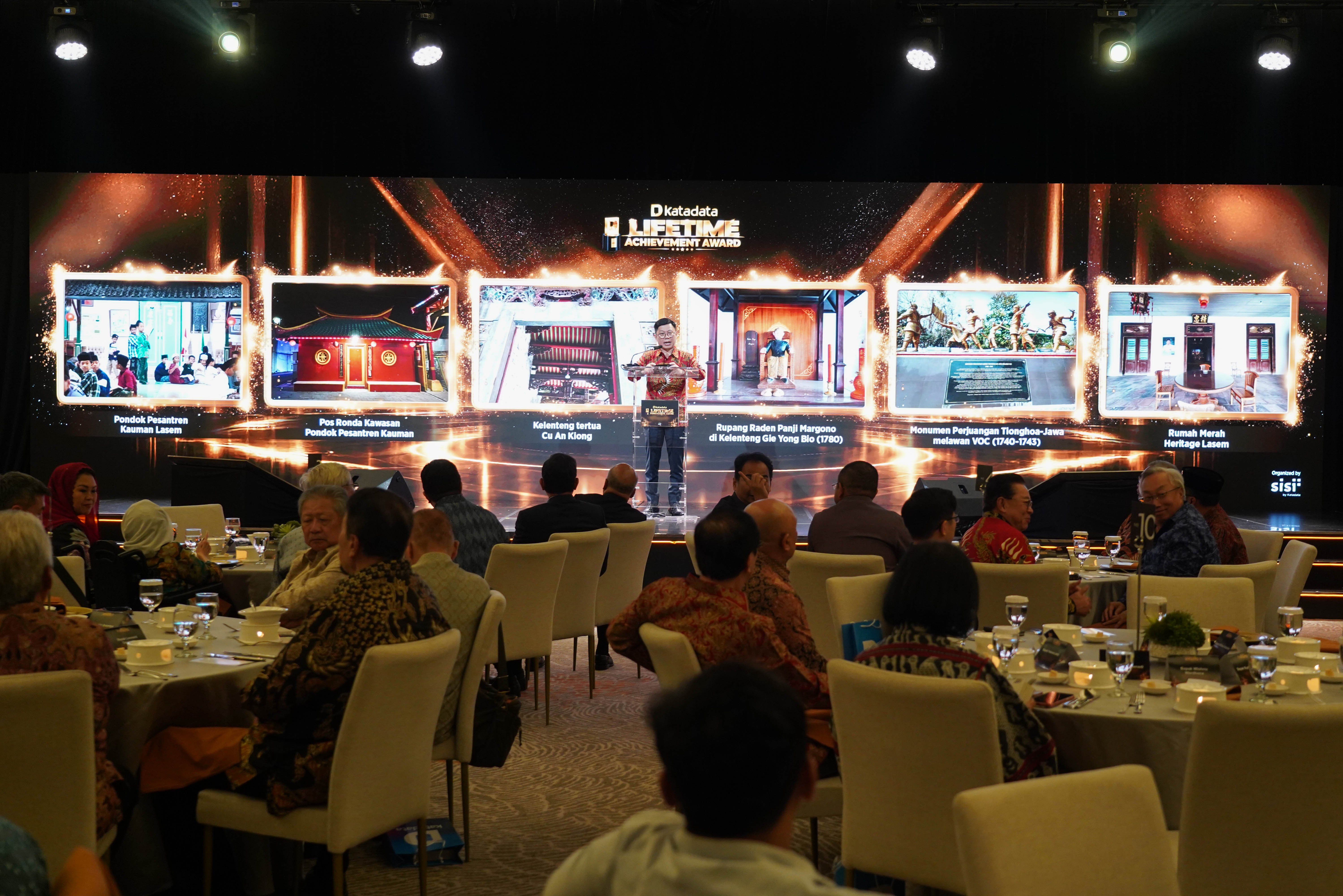 Suasana acara Malam Apresiasi Tiga Tokoh Bangsa di Jakarta, Senin (26/10/2026). Katadata menganugerahkan Lifetime Achievement Award kepada tiga tokoh nasional yakni Presiden ke-3 B.J. Habibie, Presiden ke-4 Abdurrahman Wahid, dan pendiri Grup Astra William Soeryadjaya atas kontribusi dan nilai-nilai yang diwariskan bagi bangsa Indonesia.