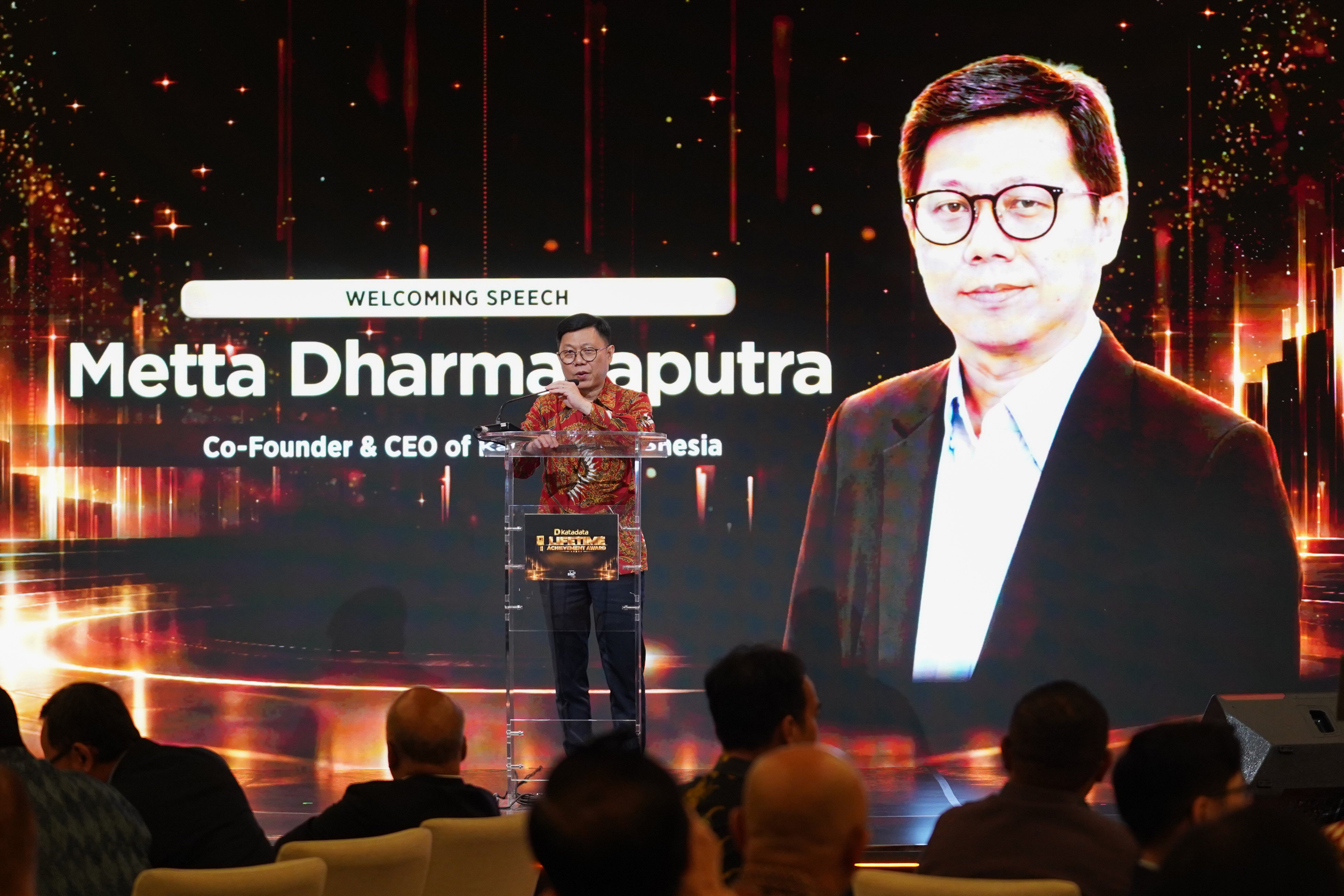 Chief Executive Officer Katadata Metta Dharmasaputra menyampaikan sambutan pada acara Malam Apresiasi Tiga Tokoh Bangsa di Jakarta, Senin (26/10/2026). Katadata menganugerahkan Lifetime Achievement Award kepada tiga tokoh nasional yakni Presiden ke-3 B.J. Habibie, Presiden ke-4 Abdurrahman Wahid, dan pendiri Grup Astra William Soeryadjaya atas kontribusi dan nilai-nilai yang diwariskan bagi bangsa Indonesia.