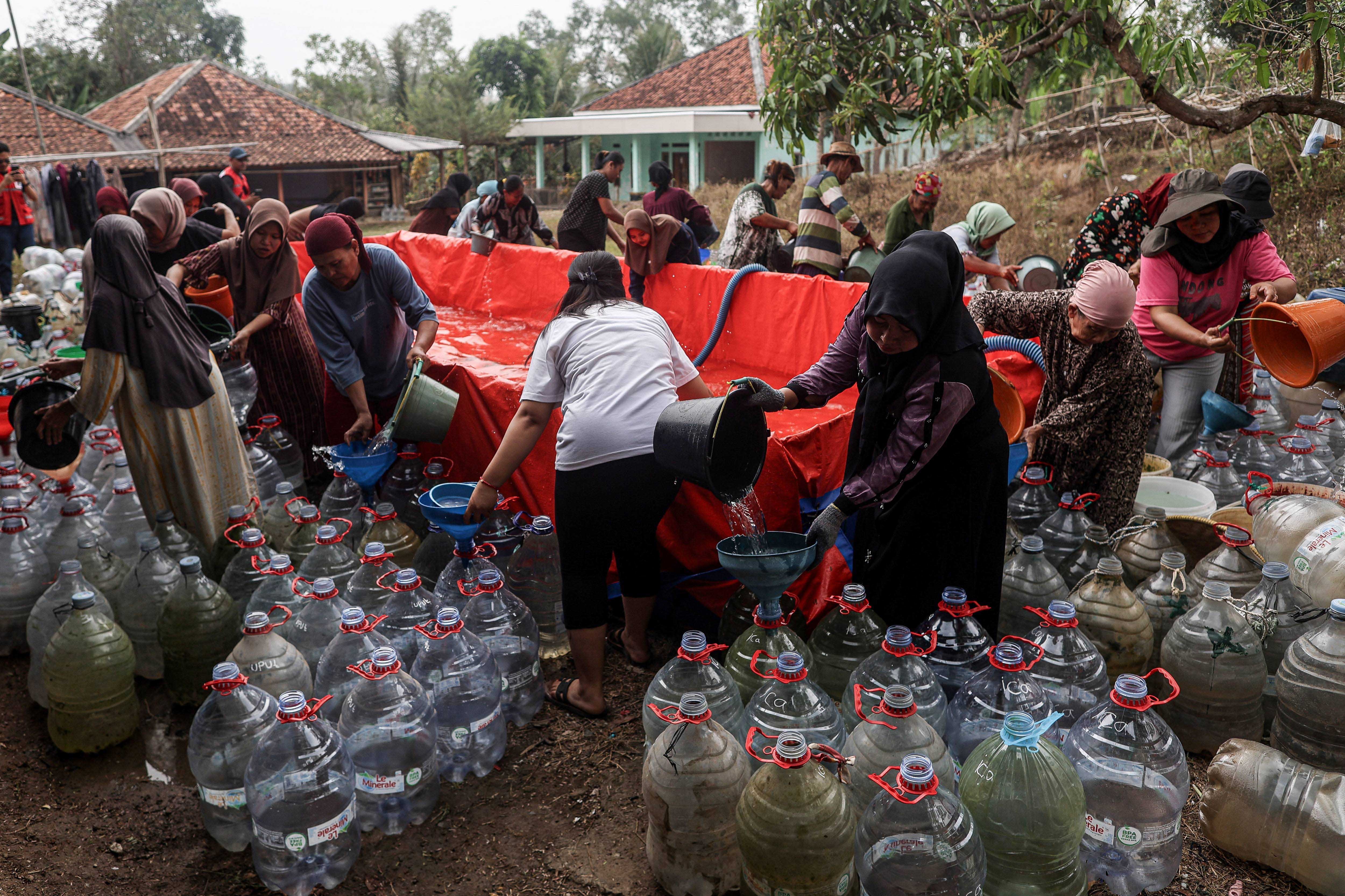 Sejumlah warga mengisi tabung galon dengan air bersih dari tangki di Desa Medalkrisna, Bojongmangu, Kabupaten Bekasi, Jawa Barat, Selasa (27/10/2026). Palang Merah Indonesia (PMI) Kabupaten Bekasi mendistribusikan 30.000 liter air bersih kepada 255 kepala keluarga (KK) di dua kecamatan di daerah tersebut yang masih mengalami kekeringan akibat musim kemarau berkepanjangan. 