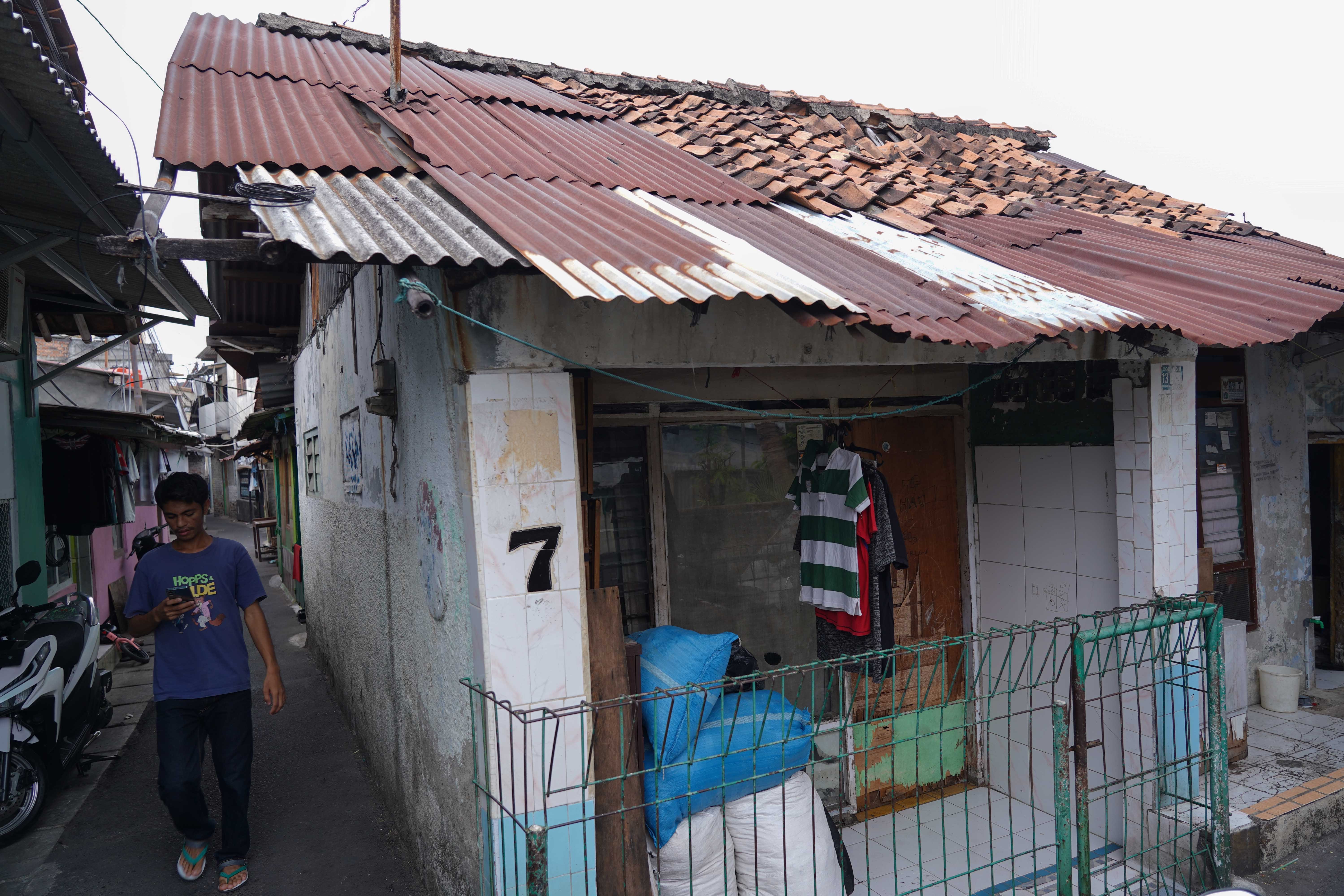 Warga penerima manfaat program bedah rumah gratis beraktivitas di sekitar rumahnya di kawasan Palmerah, Jakarta Barat, Selasa (27/10/2026). Kementerian Perumahan dan Kawasan Permukiman (PKP) memberikan bantuan bedah rumah kepada 129 warga di Kelurahan Palmerah dengan pengerjaan ditargetkan selesai pada 23 Desember 2026.