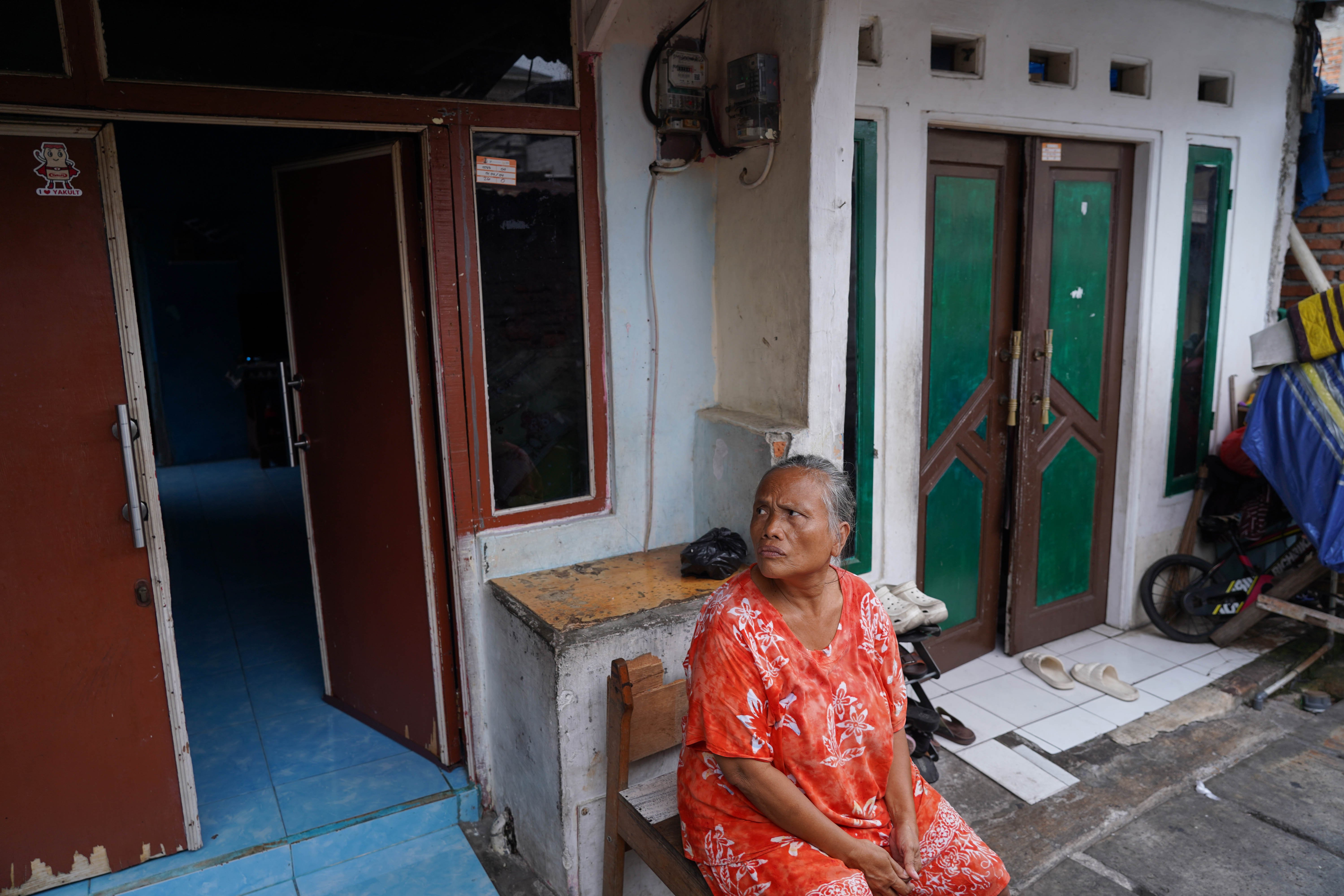 Warga penerima manfaat program bedah rumah gratis duduk di depan rumahnya di kawasan Palmerah, Jakarta Barat, Selasa (27/10/2026). Kementerian Perumahan dan Kawasan Permukiman (PKP) memberikan bantuan bedah rumah kepada 129 warga di Kelurahan Palmerah dengan pengerjaan ditargetkan selesai pada 23 Desember 2026.