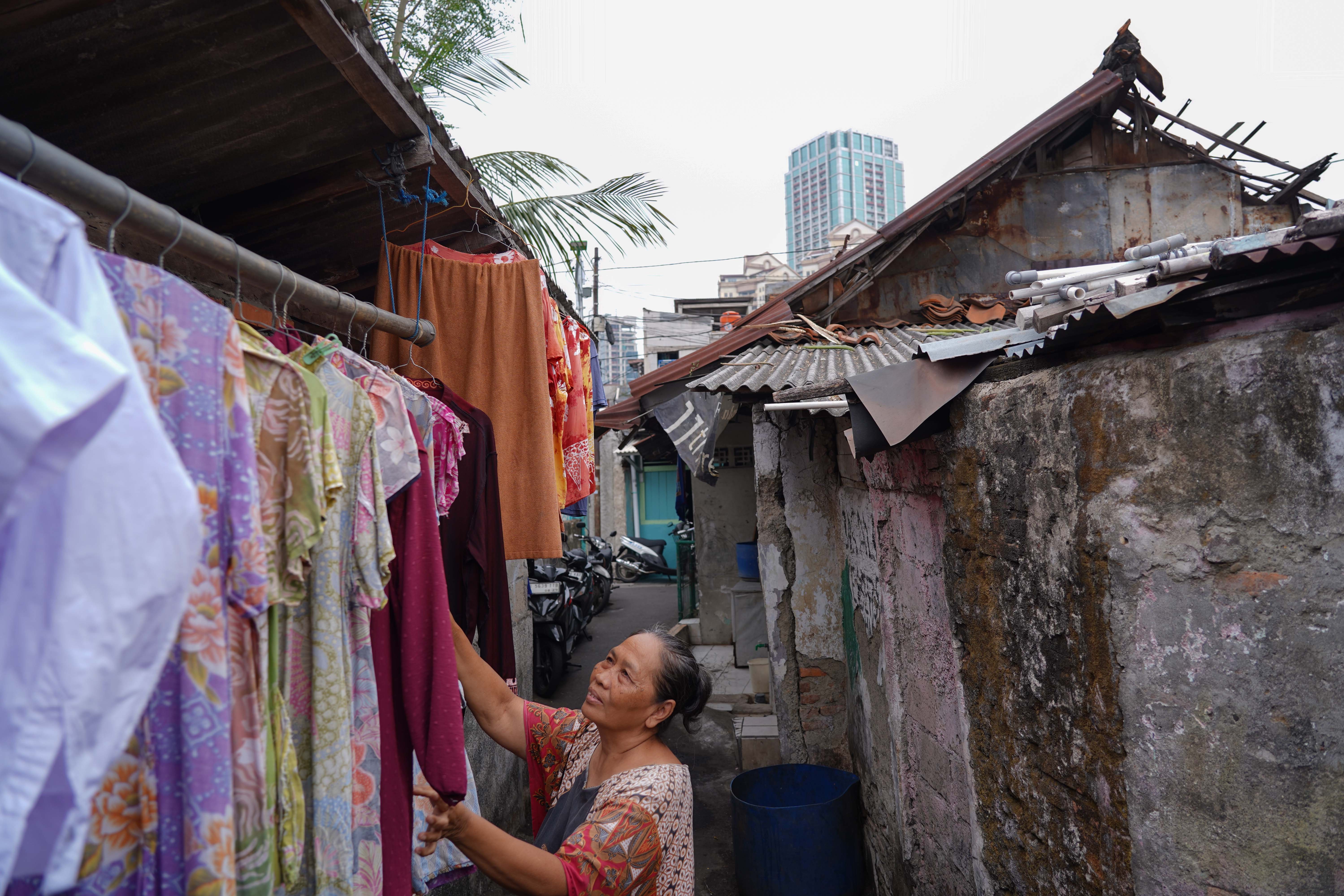 Warga penerima manfaat program bedah rumah gratis beraktivitas di sekitar rumahnya di kawasan Palmerah, Jakarta Barat, Selasa (27/10/2026). Kementerian Perumahan dan Kawasan Permukiman (PKP) memberikan bantuan bedah rumah kepada 129 warga di Kelurahan Palmerah dengan pengerjaan ditargetkan selesai pada 23 Desember 2026.