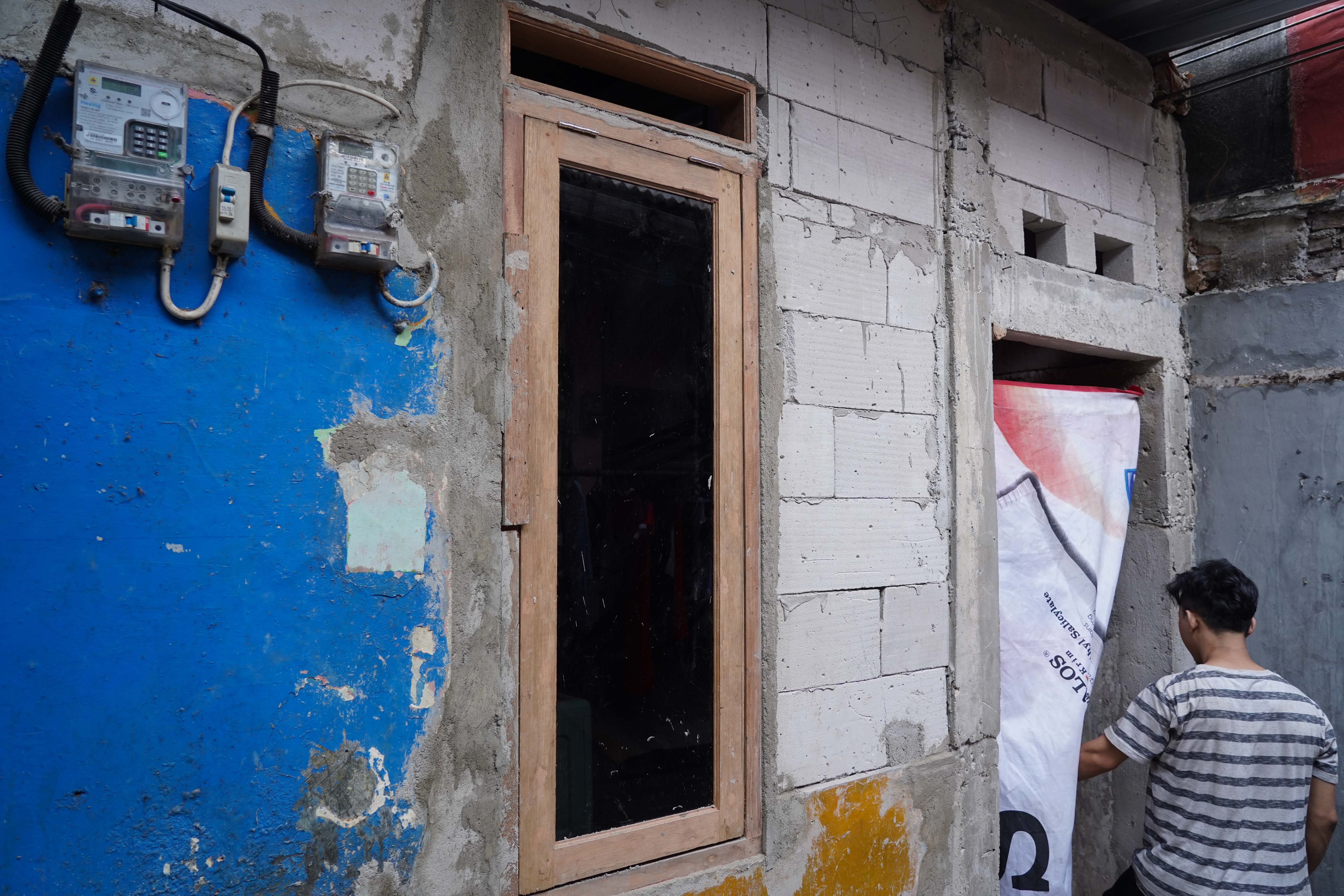 Warga penerima manfaat program bedah rumah gratis beraktivitas di sekitar rumahnya di kawasan Palmerah, Jakarta Barat, Selasa (27/10/2026). Kementerian Perumahan dan Kawasan Permukiman (PKP) memberikan bantuan bedah rumah kepada 129 warga di Kelurahan Palmerah dengan pengerjaan ditargetkan selesai pada 23 Desember 2026.