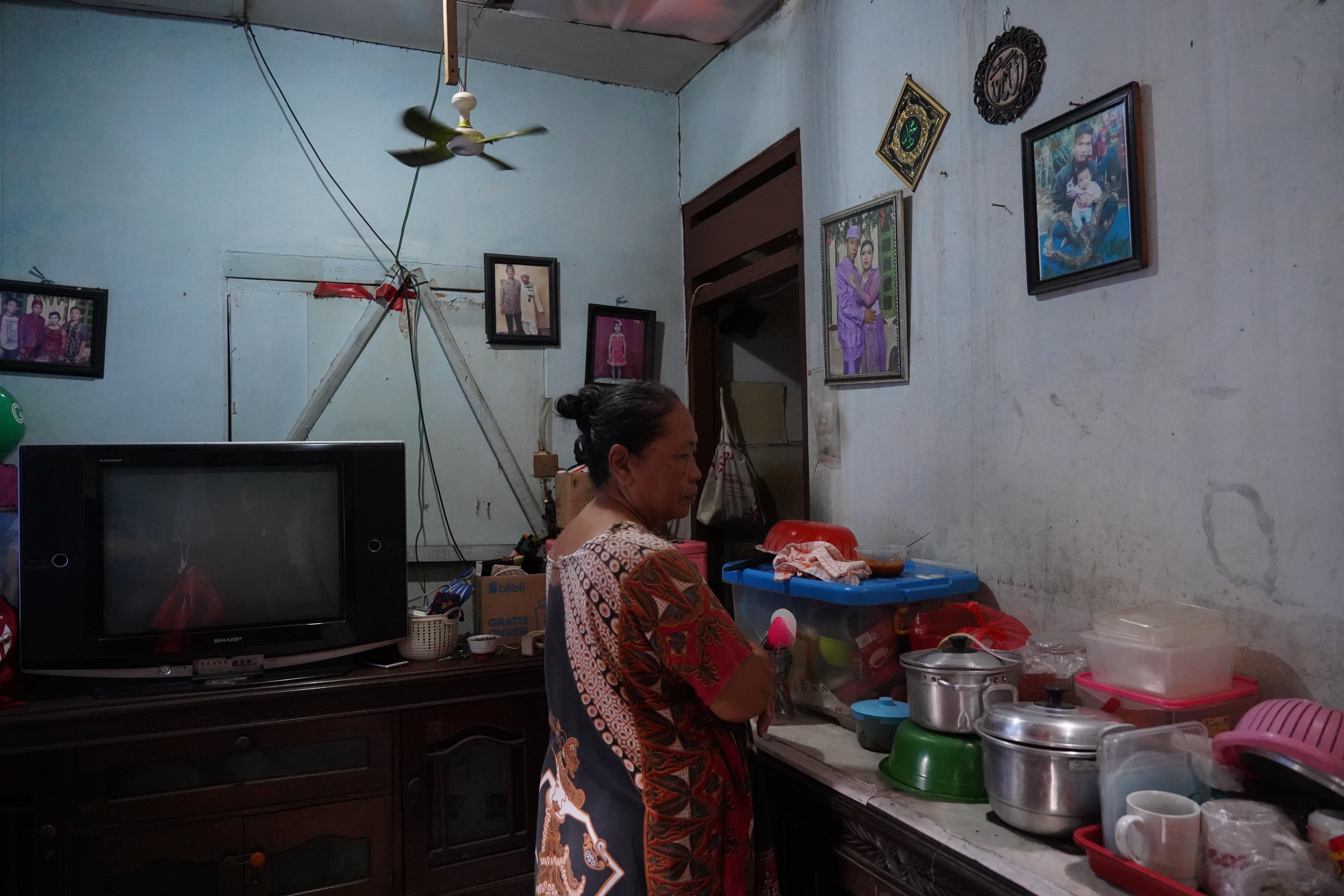 Warga penerima manfaat program bedah rumah gratis beraktivitas di dalam rumahnya di kawasan Palmerah, Jakarta Barat, Selasa (27/10/2026). Kementerian Perumahan dan Kawasan Permukiman (PKP) memberikan bantuan bedah rumah kepada 129 warga di Kelurahan Palmerah dengan pengerjaan ditargetkan selesai pada 23 Desember 2026.