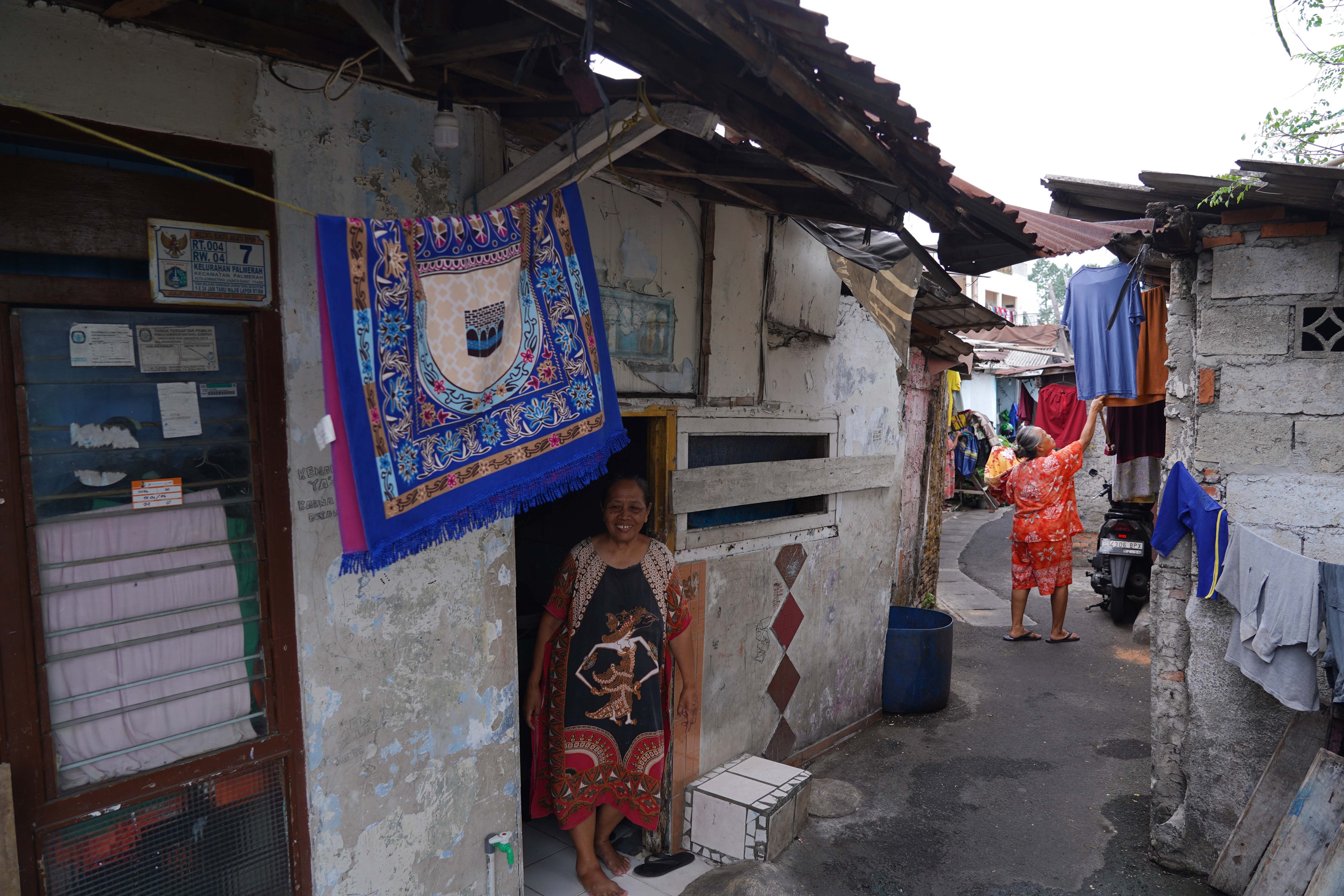Warga penerima manfaat program bedah rumah gratis beraktivitas di sekitar rumahnya di kawasan Palmerah, Jakarta Barat, Selasa (27/10/2026). Kementerian Perumahan dan Kawasan Permukiman (PKP) memberikan bantuan bedah rumah kepada 129 warga di Kelurahan Palmerah dengan pengerjaan ditargetkan selesai pada 23 Desember 2026.