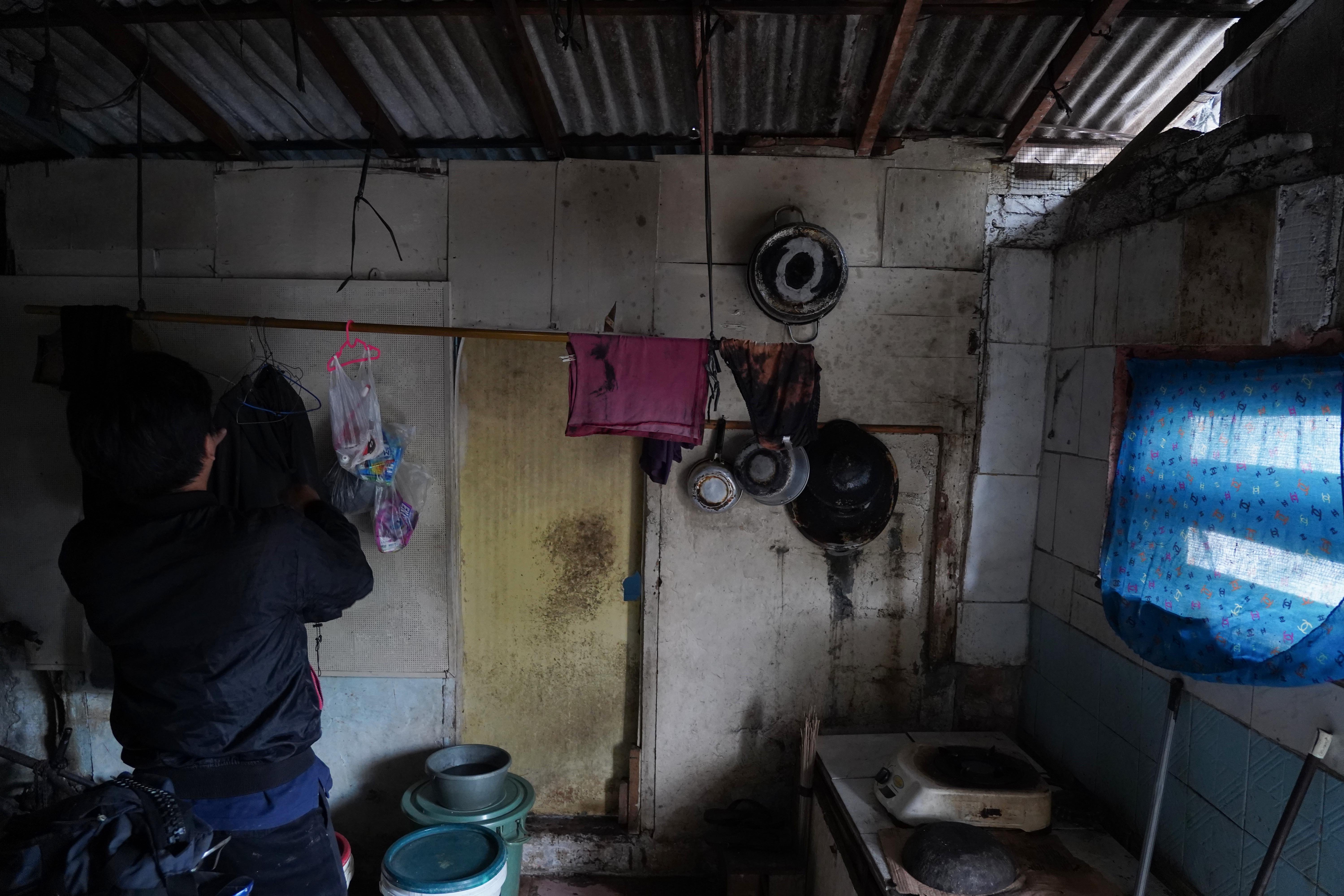 Warga penerima manfaat program bedah rumah gratis beraktivitas di dalam rumahnya di kawasan Palmerah, Jakarta Barat, Selasa (27/10/2026). Kementerian Perumahan dan Kawasan Permukiman (PKP) memberikan bantuan bedah rumah kepada 129 warga di Kelurahan Palmerah dengan pengerjaan ditargetkan selesai pada 23 Desember 2026.