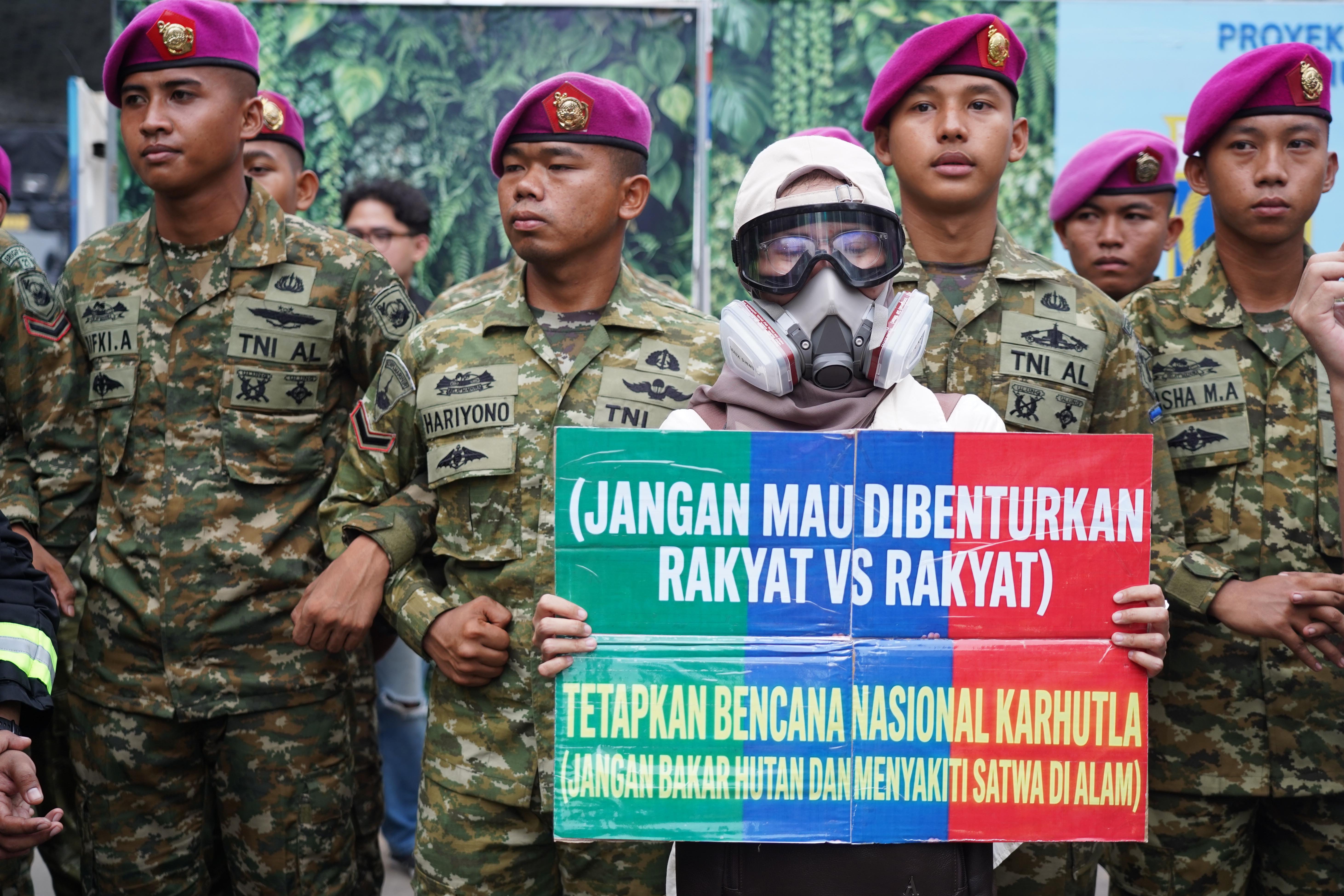 Seorang warga membawa poster tuntutan saat berunjuk rasa di kawasan Bundaran HI, Jakarta, Rabu (28/10/2026). Dalam aksinya tersebut demostrasan menyampaikan sejumlah tuntutan kepada pemerintah mulai dari tetapkan karhutla sebagai bencana nasional, hentikan pemborosan anggaran negara, perbaliki kualitas pendidikan, tegakkan hukum dan berantas korupsi hingga kembalikan kebebasan bersuara dan adili pelanggar HAM.