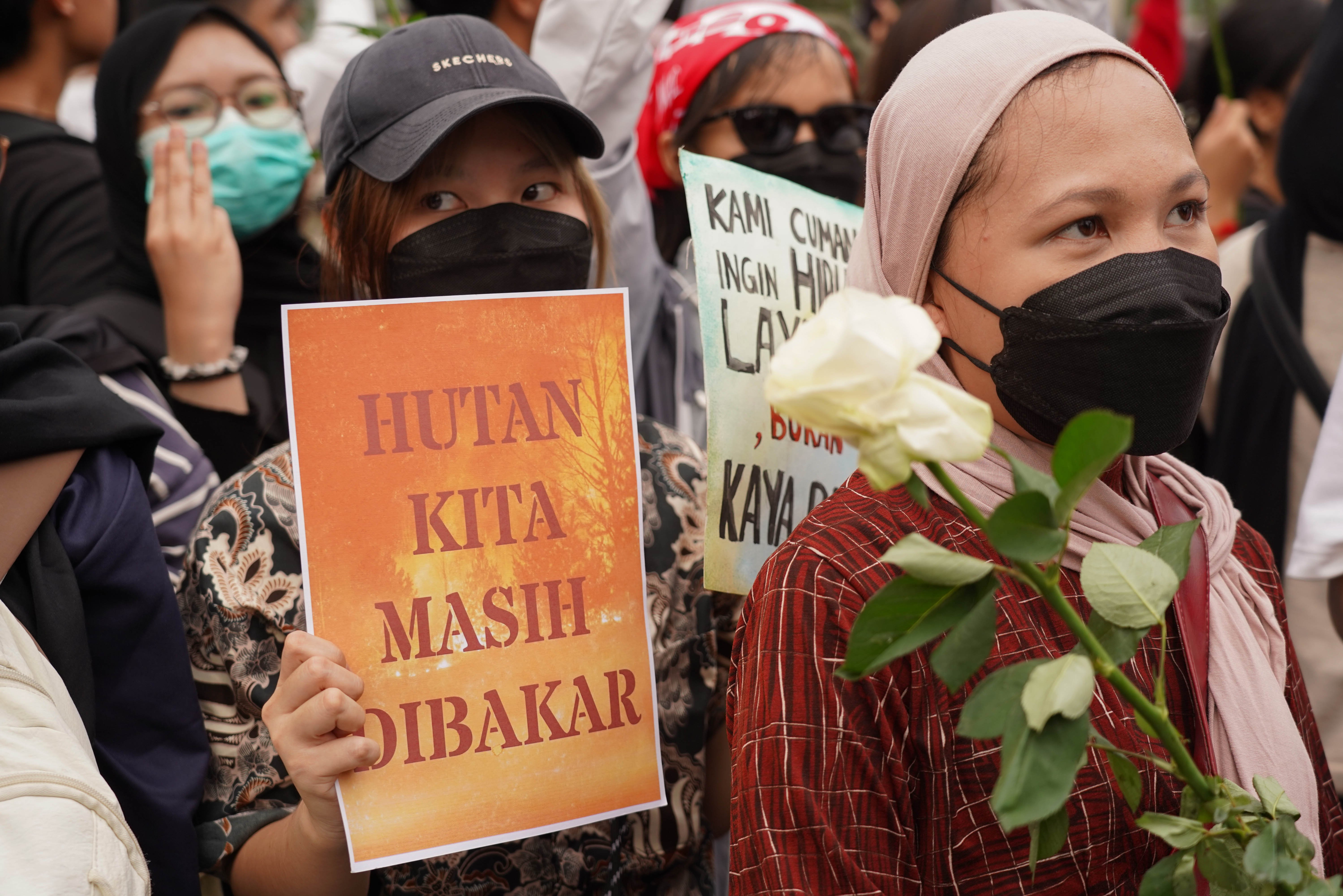 Mahasiswa dan sejumlah elemen masyarakat berunjuk rasa di kawasan Bundaran HI, Jakarta, Rabu (28/10/2026). Dalam aksinya tersebut demostrasan menyampaikan sejumlah tuntutan kepada pemerintah mulai dari tetapkan karhutla sebagai bencana nasional, hentikan pemborosan anggaran negara, perbaliki kualitas pendidikan, tegakkan hukum dan berantas korupsi hingga kembalikan kebebasan bersuara dan adili pelanggar HAM.