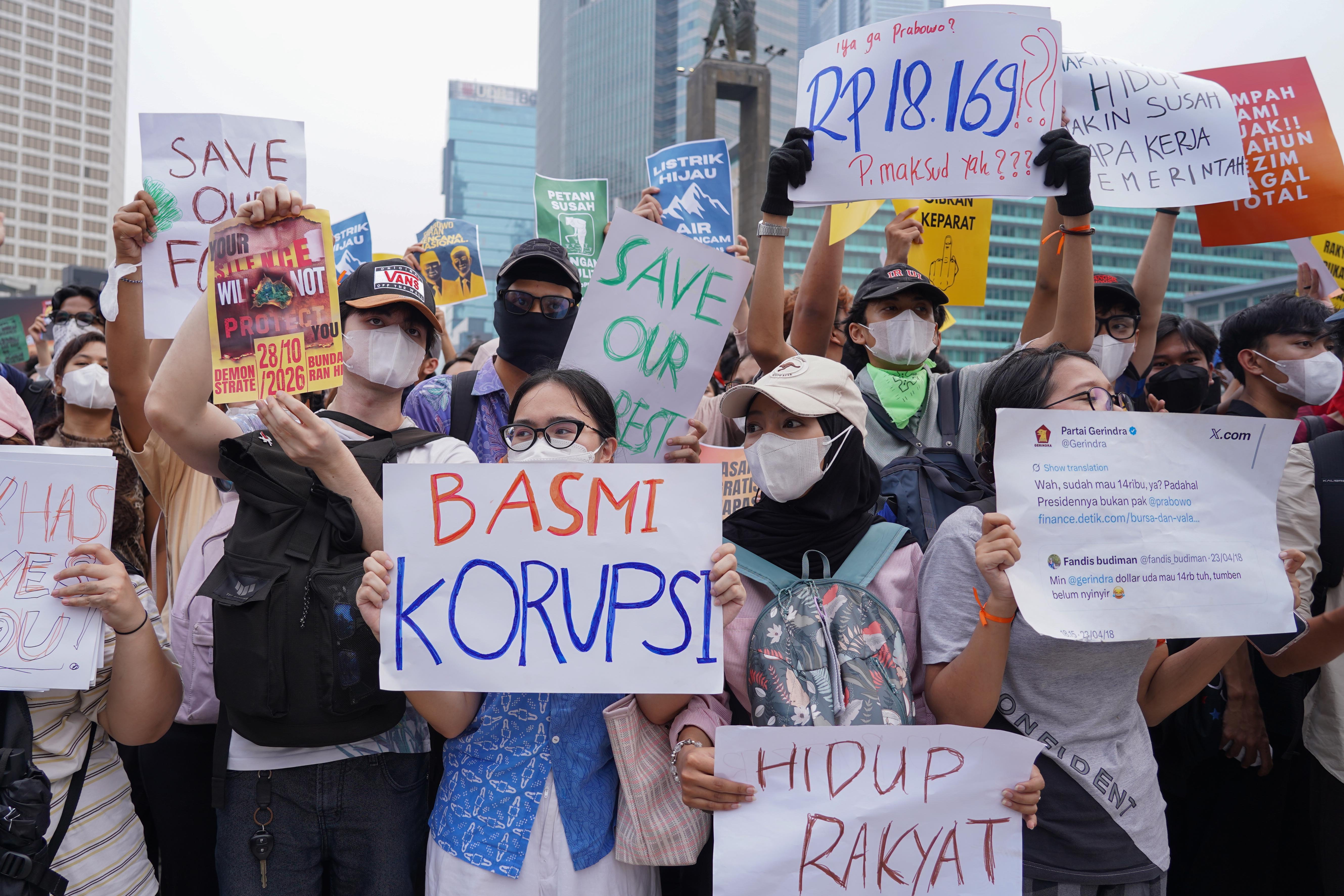 Mahasiswa dan sejumlah elemen masyarakat berunjuk rasa di kawasan Bundaran HI, Jakarta, Rabu (28/10/2026). Dalam aksinya tersebut demostrasan menyampaikan sejumlah tuntutan kepada pemerintah mulai dari tetapkan karhutla sebagai bencana nasional, hentikan pemborosan anggaran negara, perbaliki kualitas pendidikan, tegakkan hukum dan berantas korupsi hingga kembalikan kebebasan bersuara dan adili pelanggar HAM.
