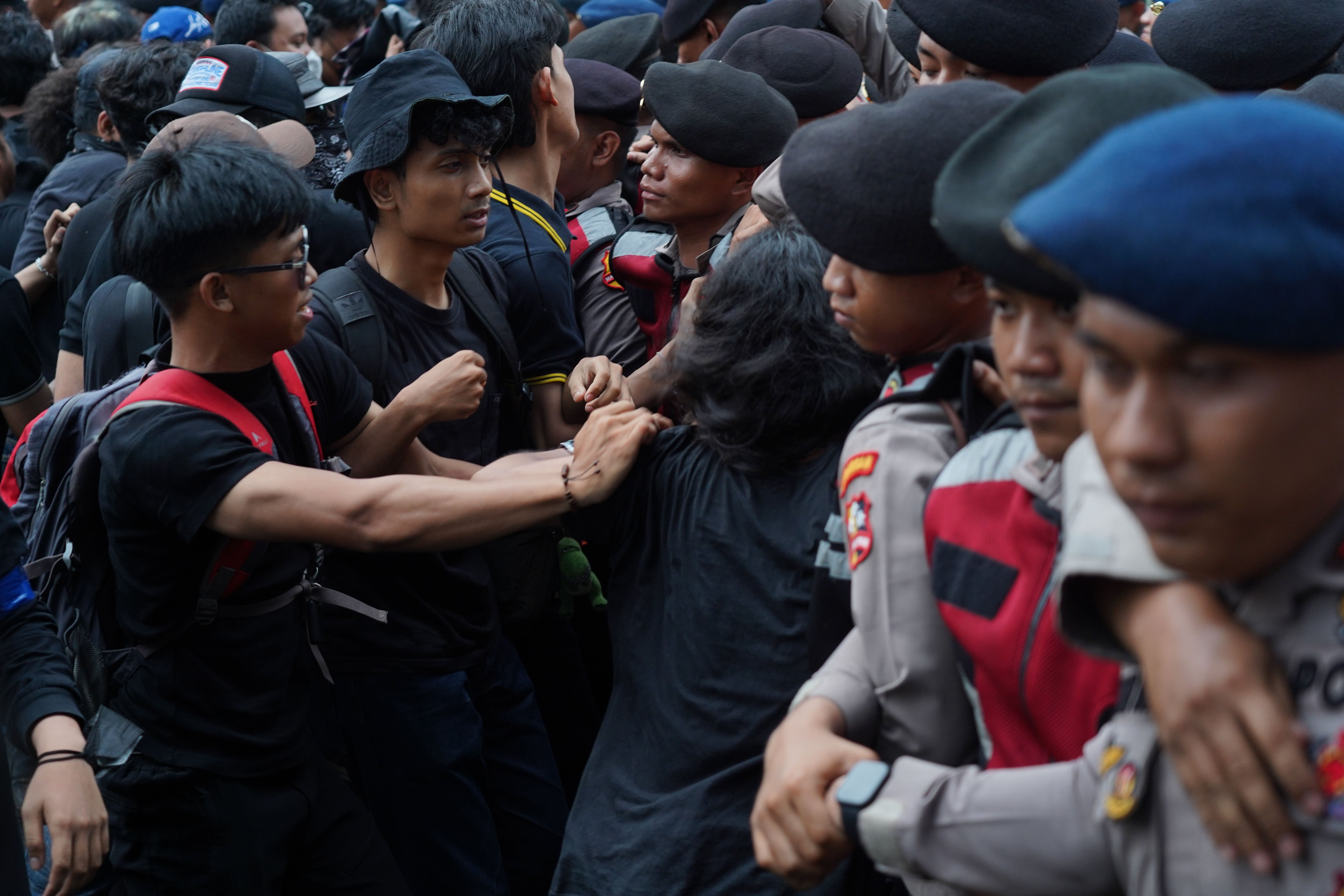 Mahasiswa dan sejumlah elemen masyarakat terlibat adu dorong dengan personel kepolisian saat berunjuk rasa di kawasan Bundaran HI, Jakarta, Rabu (28/10/2026). Dalam aksinya tersebut demostrasan menyampaikan sejumlah tuntutan kepada pemerintah mulai dari tetapkan karhutla sebagai bencana nasional, hentikan pemborosan anggaran negara, perbaliki kualitas pendidikan, tegakkan hukum dan berantas korupsi hingga kembalikan kebebasan bersuara dan adili pelanggar HAM.