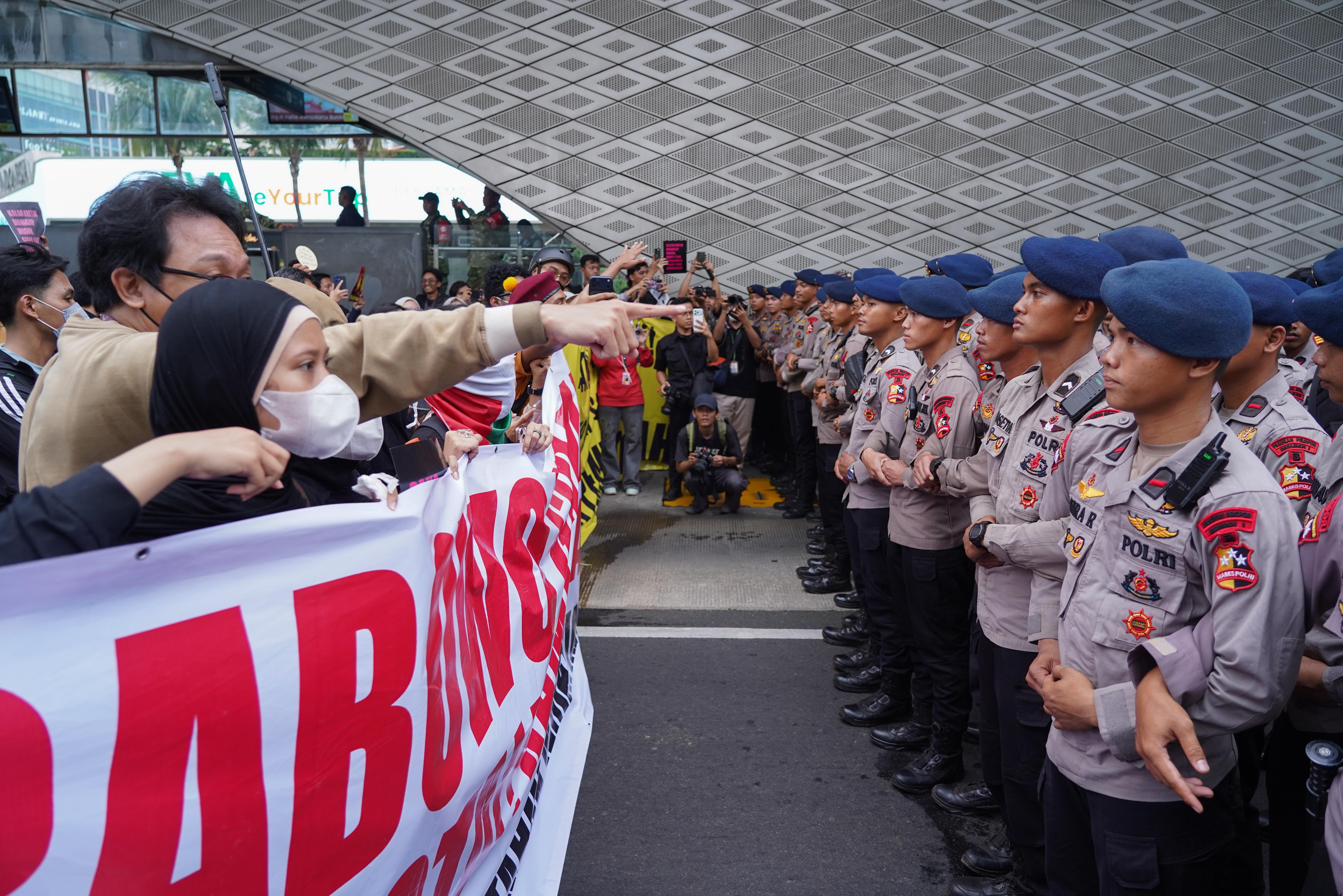 Mahasiswa dan sejumlah elemen masyarakat berunjuk rasa di kawasan Bundaran HI, Jakarta, Rabu (28/10/2026). Dalam aksinya tersebut demostrasan menyampaikan sejumlah tuntutan kepada pemerintah mulai dari tetapkan karhutla sebagai bencana nasional, hentikan pemborosan anggaran negara, perbaliki kualitas pendidikan, tegakkan hukum dan berantas korupsi hingga kembalikan kebebasan bersuara dan adili pelanggar HAM.