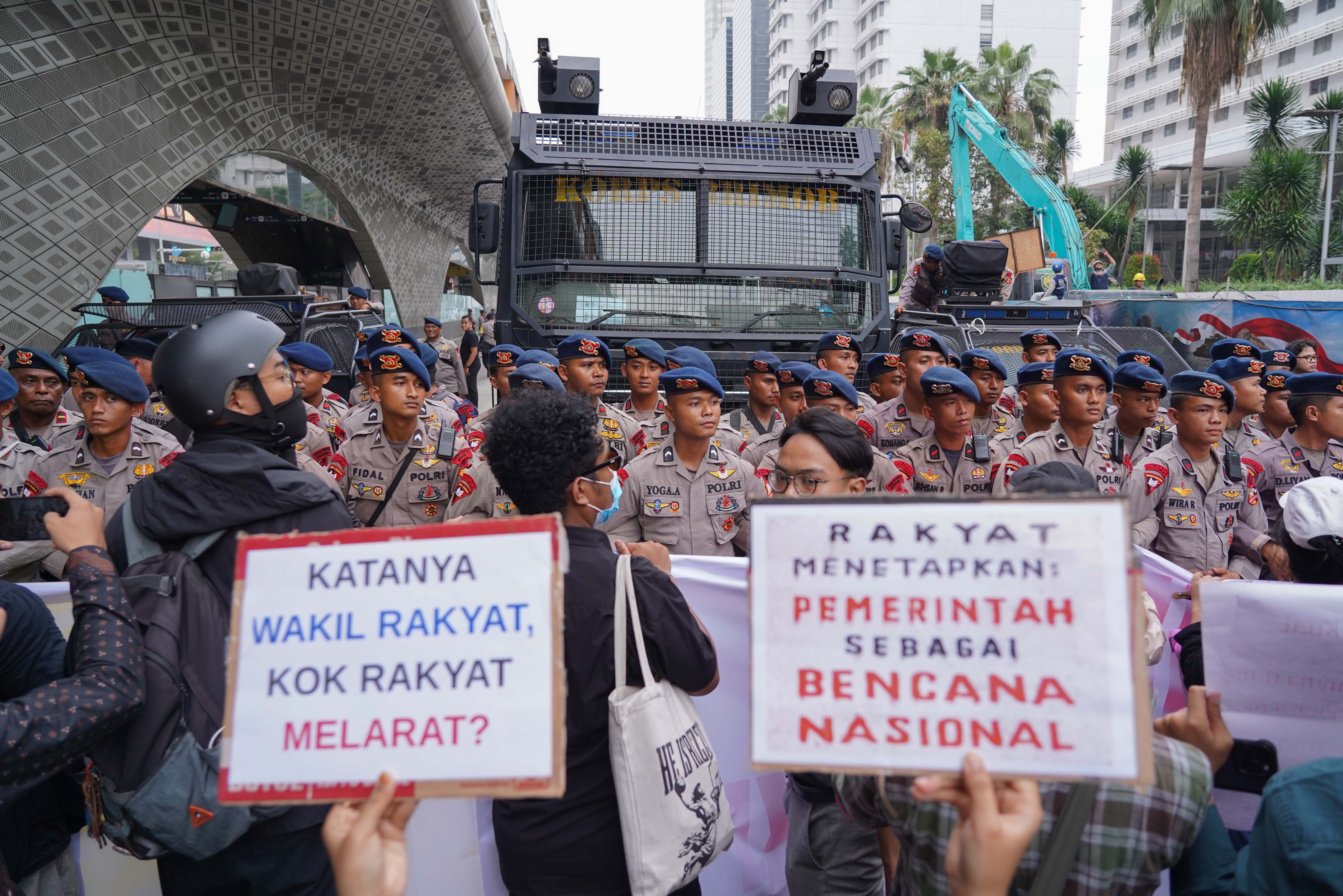 Personel kepolisian berjaga saat mahasiswa dan sejumlah elemen masyarakat berunjuk rasa di kawasan Bundaran HI, Jakarta, Rabu (28/10/2026). Dalam aksinya tersebut demostrasan menyampaikan sejumlah tuntutan kepada pemerintah mulai dari tetapkan karhutla sebagai bencana nasional, hentikan pemborosan anggaran negara, perbaliki kualitas pendidikan, tegakkan hukum dan berantas korupsi hingga kembalikan kebebasan bersuara dan adili pelanggar HAM.