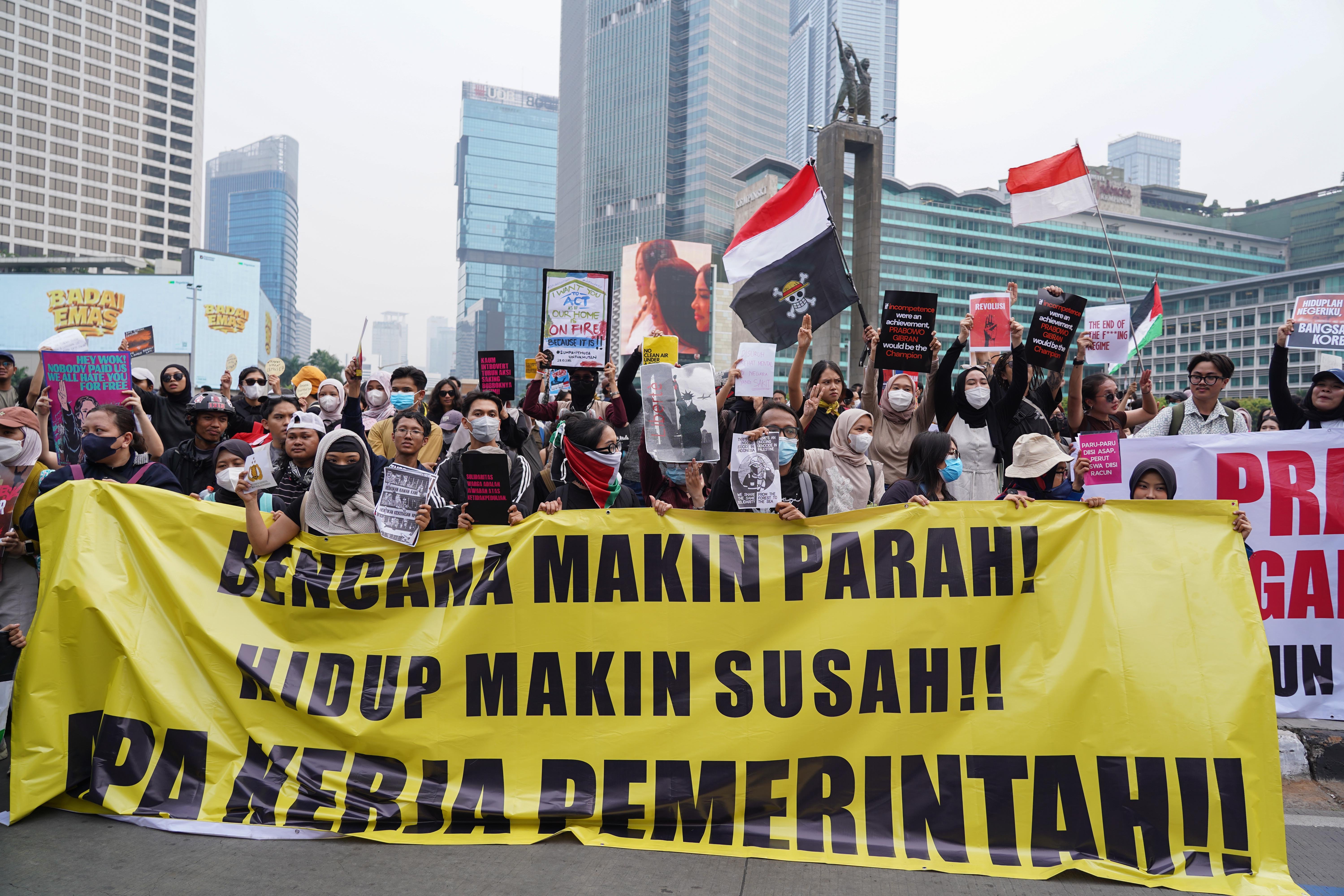Mahasiswa dan sejumlah elemen masyarakat berunjuk rasa di kawasan Bundaran HI, Jakarta, Rabu (28/10/2026). Dalam aksinya tersebut demostrasan menyampaikan sejumlah tuntutan kepada pemerintah mulai dari tetapkan karhutla sebagai bencana nasional, hentikan pemborosan anggaran negara, perbaliki kualitas pendidikan, tegakkan hukum dan berantas korupsi hingga kembalikan kebebasan bersuara dan adili pelanggar HAM.