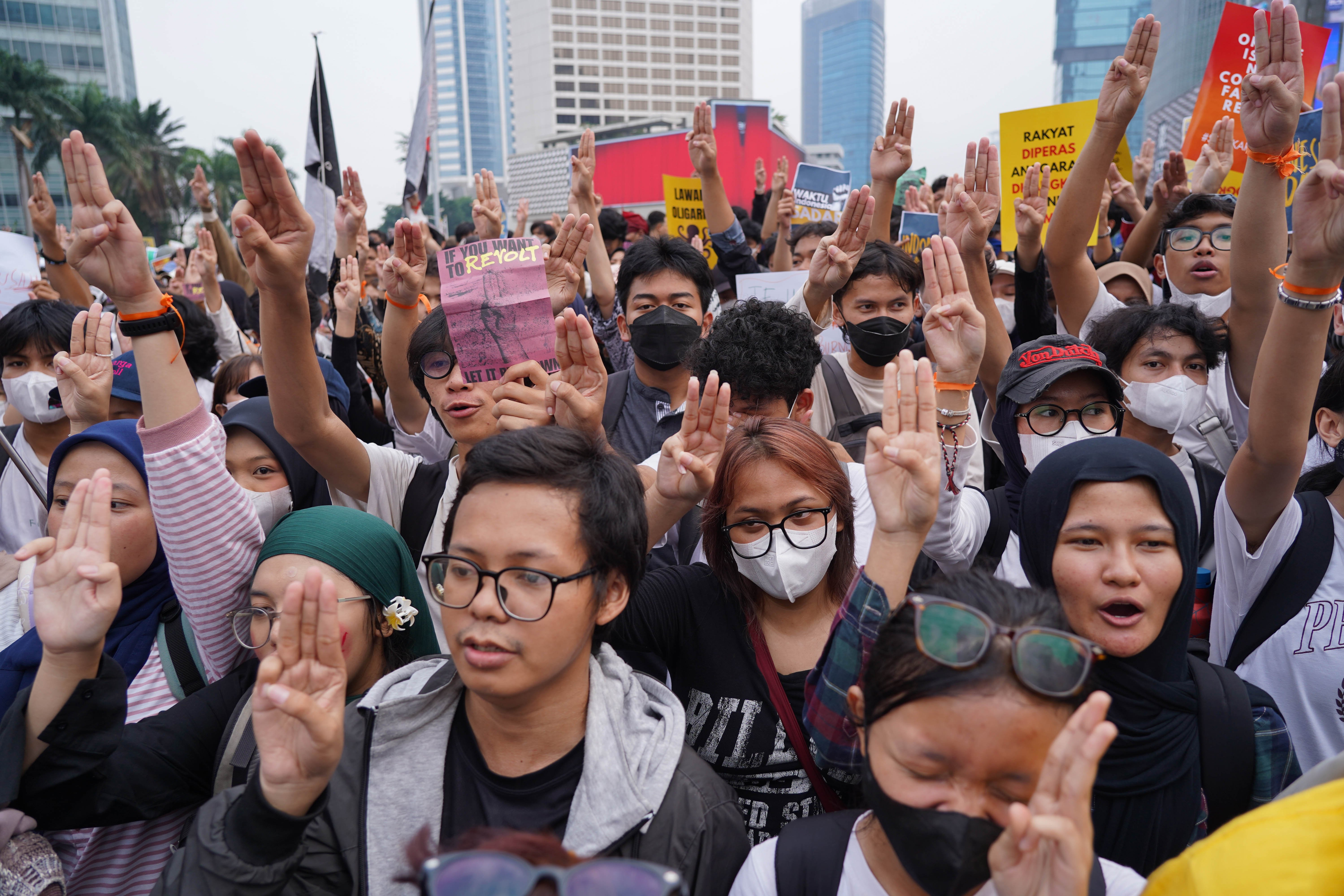 Mahasiswa dan sejumlah elemen masyarakat berunjuk rasa di kawasan Bundaran HI, Jakarta, Rabu (28/10/2026). Dalam aksinya tersebut demostrasan menyampaikan sejumlah tuntutan kepada pemerintah mulai dari tetapkan karhutla sebagai bencana nasional, hentikan pemborosan anggaran negara, perbaliki kualitas pendidikan, tegakkan hukum dan berantas korupsi hingga kembalikan kebebasan bersuara dan adili pelanggar HAM.