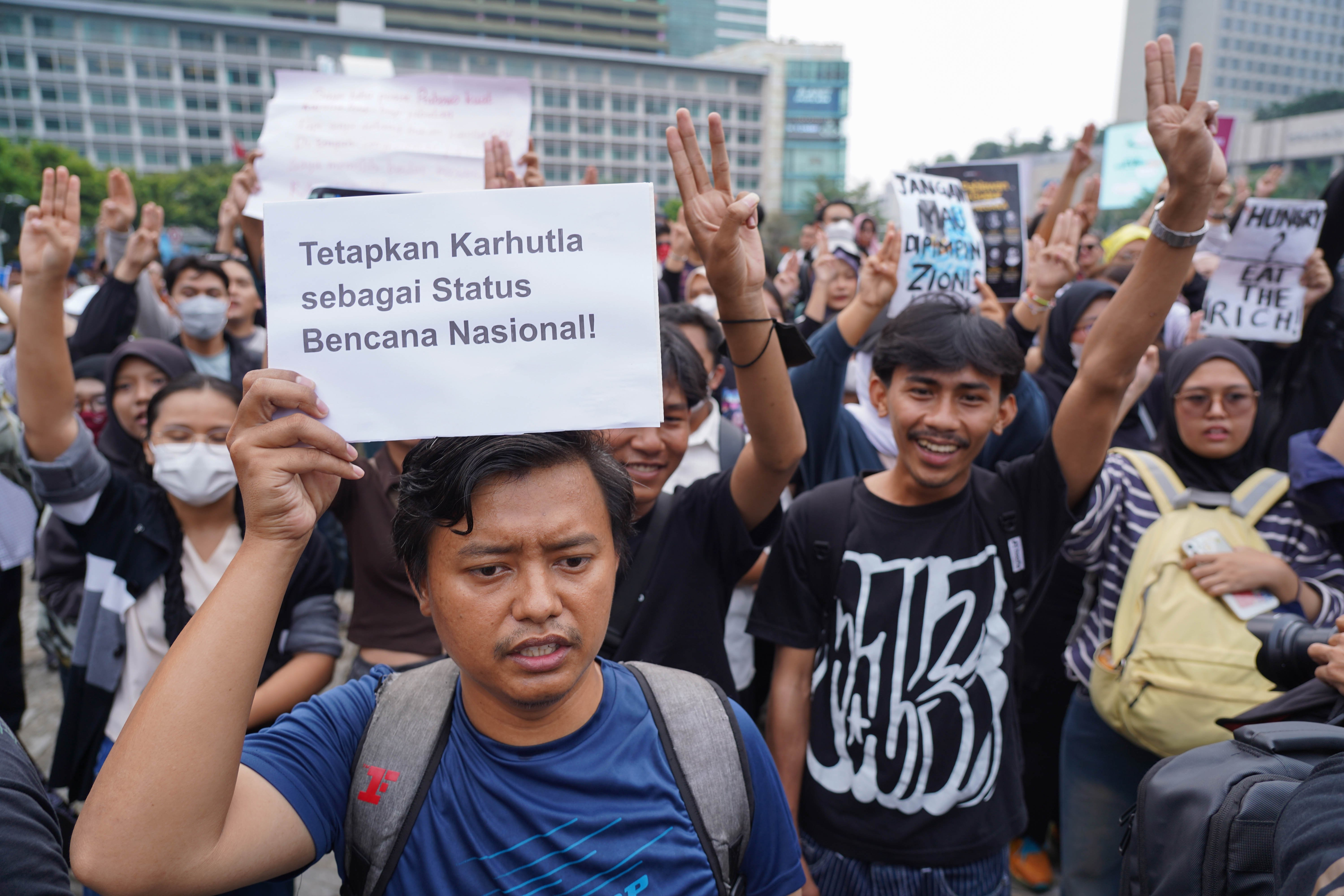 Mahasiswa dan sejumlah elemen masyarakat berunjuk rasa di kawasan Bundaran HI, Jakarta, Rabu (28/10/2026). Dalam aksinya tersebut demostrasan menyampaikan sejumlah tuntutan kepada pemerintah mulai dari tetapkan karhutla sebagai bencana nasional, hentikan pemborosan anggaran negara, perbaliki kualitas pendidikan, tegakkan hukum dan berantas korupsi hingga kembalikan kebebasan bersuara dan adili pelanggar HAM.